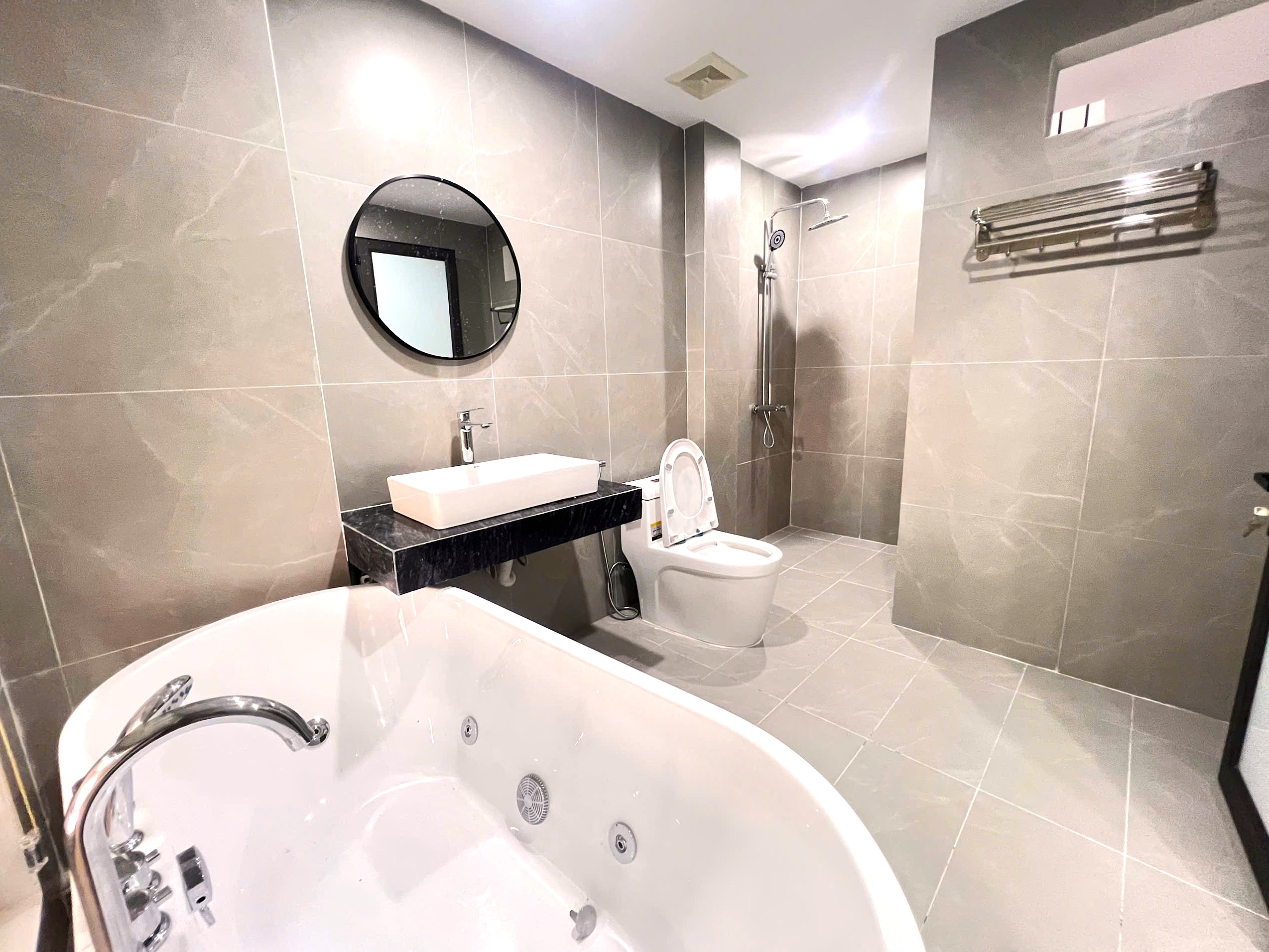 Bán nhà ngõ 541 phố Bát Khối, 6 tầng, DT 50m2, MT 4m, 3PN, full nội thất, thang máy, gara ô tô