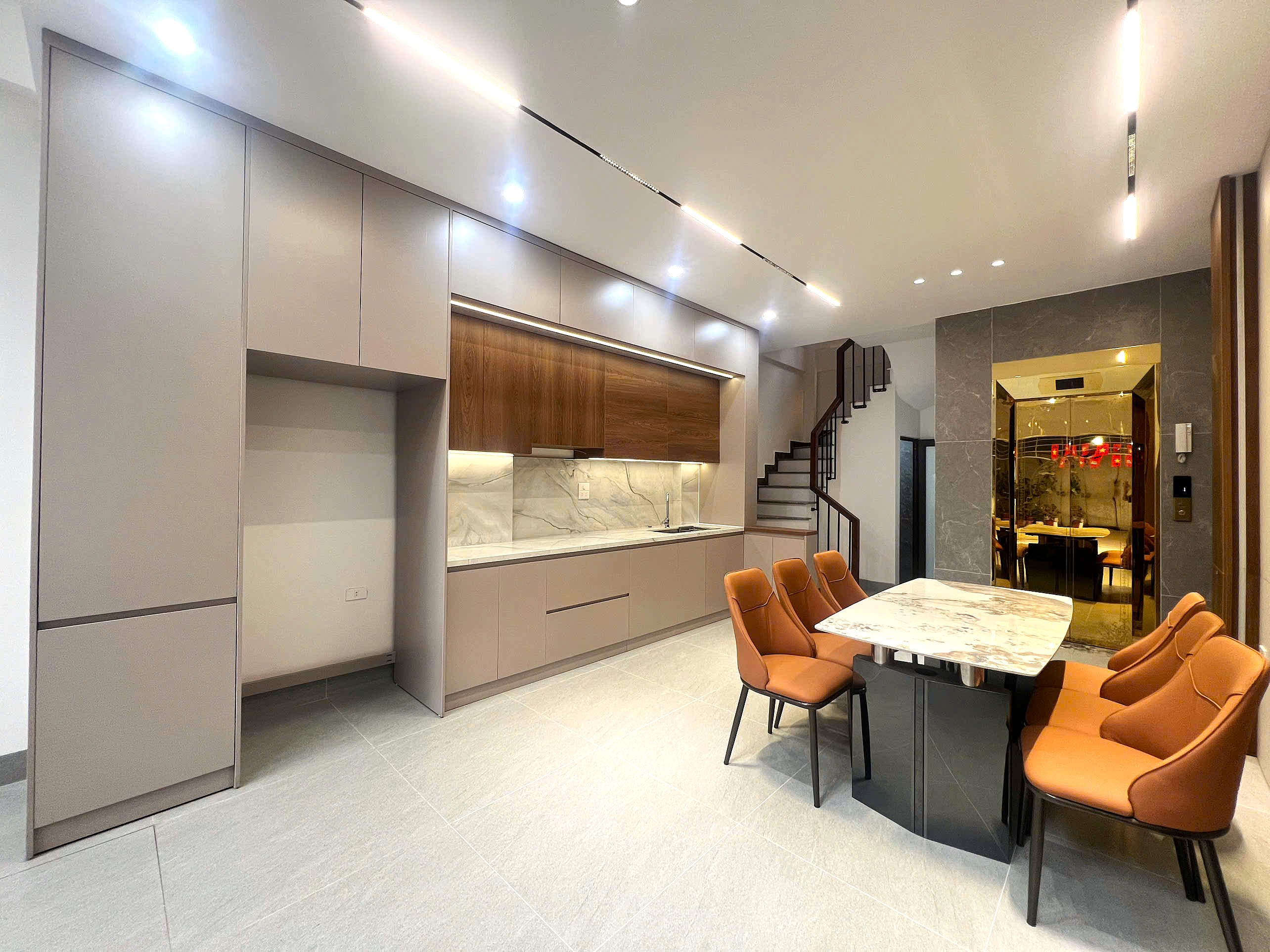 Bán nhà ngõ 541 phố Bát Khối, 6 tầng, DT 50m2, MT 4m, 3PN, full nội thất, thang máy, gara ô tô