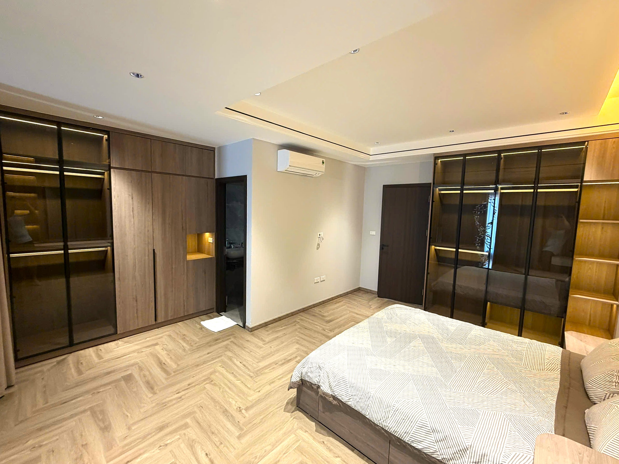 Bán nhà phố Lâm Du, Bồ Đề, gần cầu Trần Hưng Đạo, 7 tầng, DT 83m2, MT 5m, 4PN, 2026
