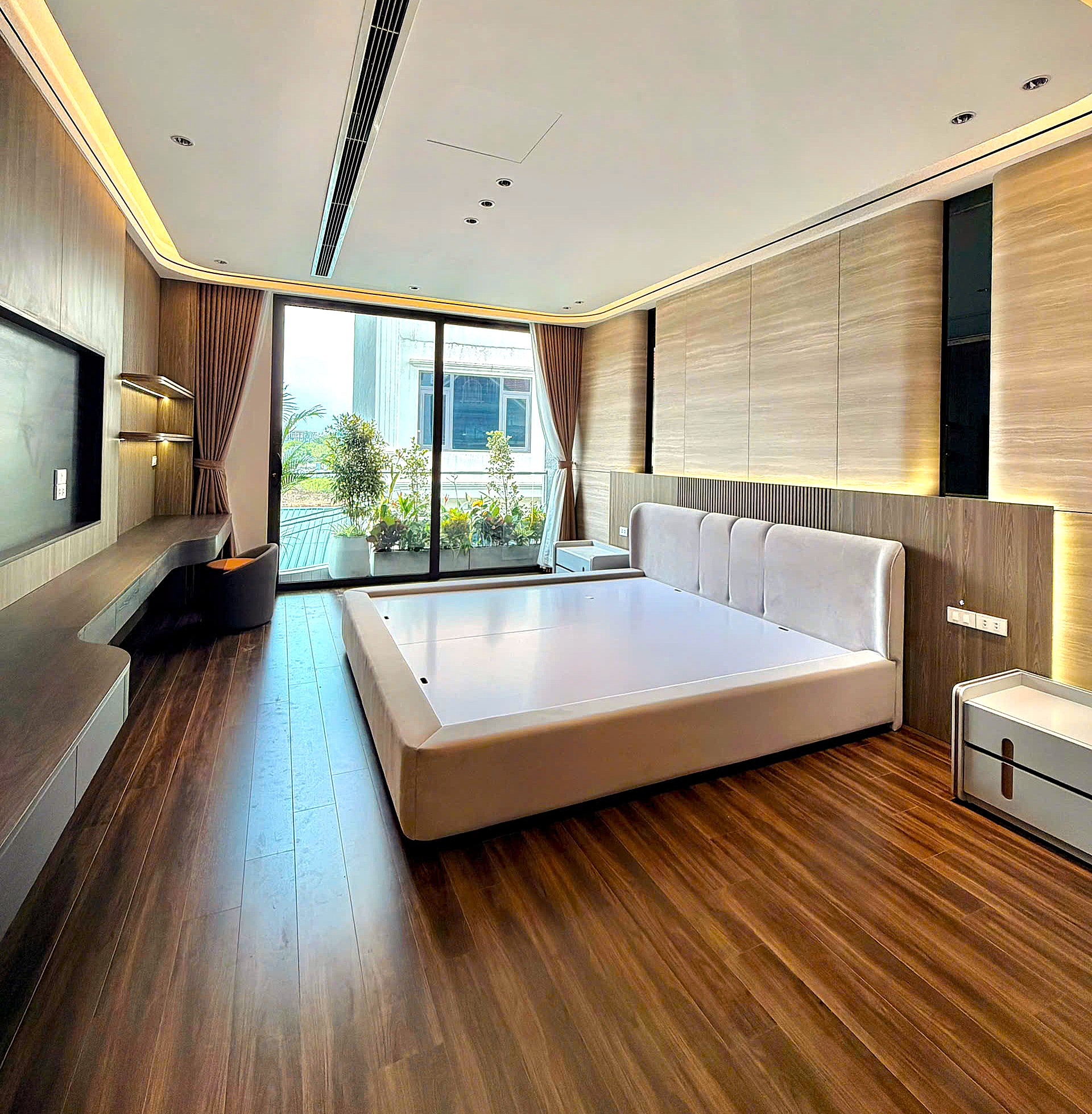 Bán nhà phố Nguyễn Văn Cừ, Bồ Đề, 7 tầng, DT 53m2, MT 4.4m, 4PN, có thang máy, gara ô tô