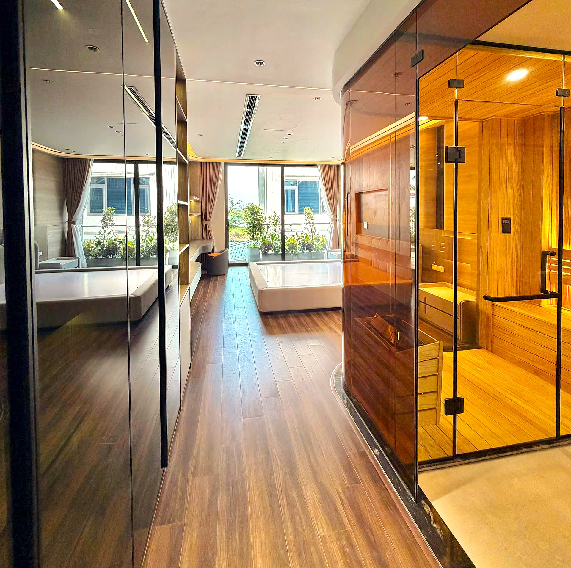 Bán nhà phố Nguyễn Văn Cừ, Bồ Đề, 7 tầng, DT 53m2, MT 4.4m, 4PN, có thang máy, gara ô tô
