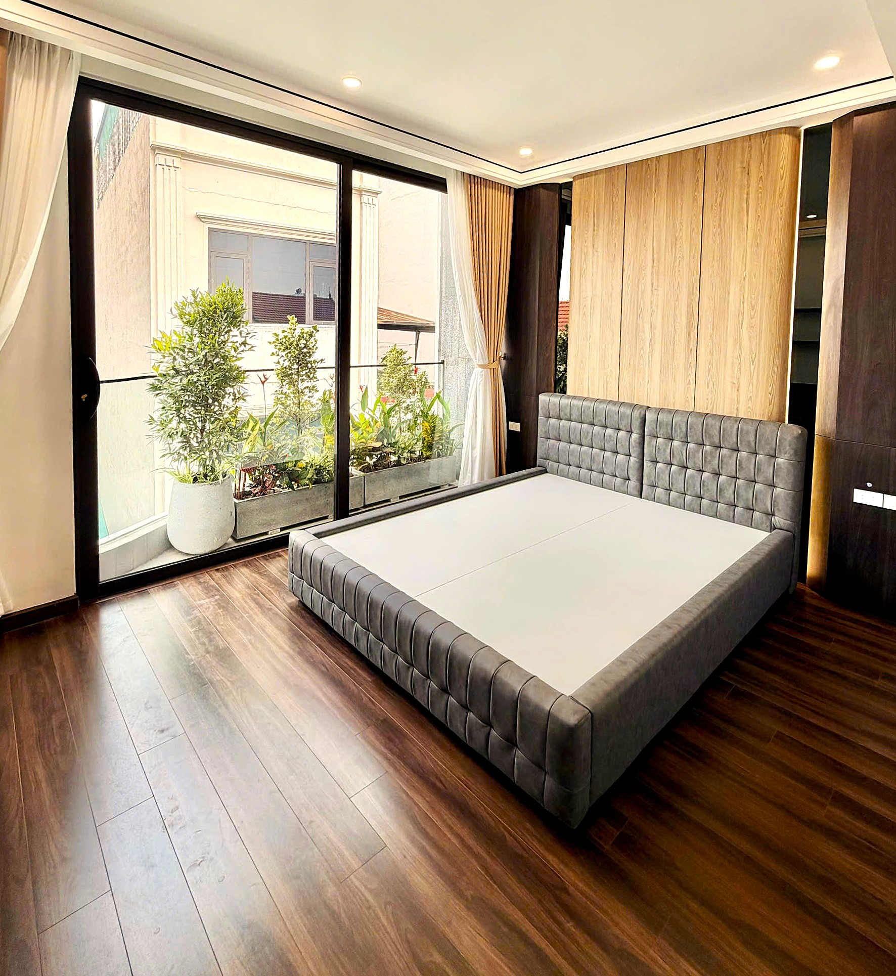Bán nhà phố Nguyễn Văn Cừ, Bồ Đề, 7 tầng, DT 53m2, MT 4.4m, 4PN, có thang máy, gara ô tô