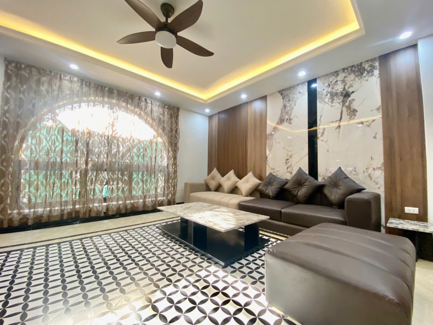 Bán nhà phố Thạch Bàn, nhà 6 tầng, DT 42m2, MT 5m, 3PN, Full nội thất, SĐCC, 2026