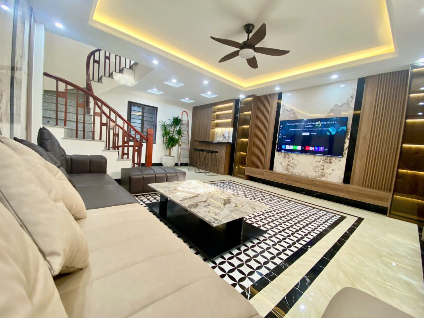 Bán nhà phố Thạch Bàn, nhà 6 tầng, DT 42m2, MT 5m, 3PN, Full nội thất, SĐCC, 2026