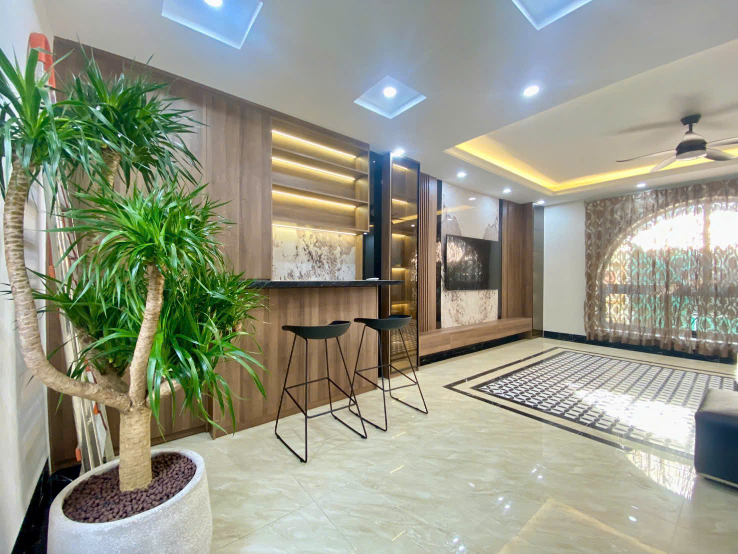 Bán nhà phố Thạch Bàn, nhà 6 tầng, DT 42m2, MT 5m, 3PN, Full nội thất, SĐCC, 2026