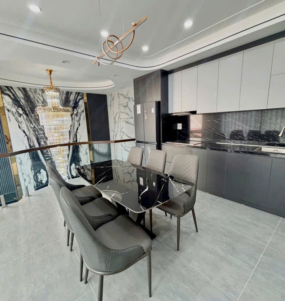 Bán nhà Ngõ 201 Phúc Lợi, 6 tầng, DT 50m2, MT 8.5m, 4PN, Full nội thất, có thang máy