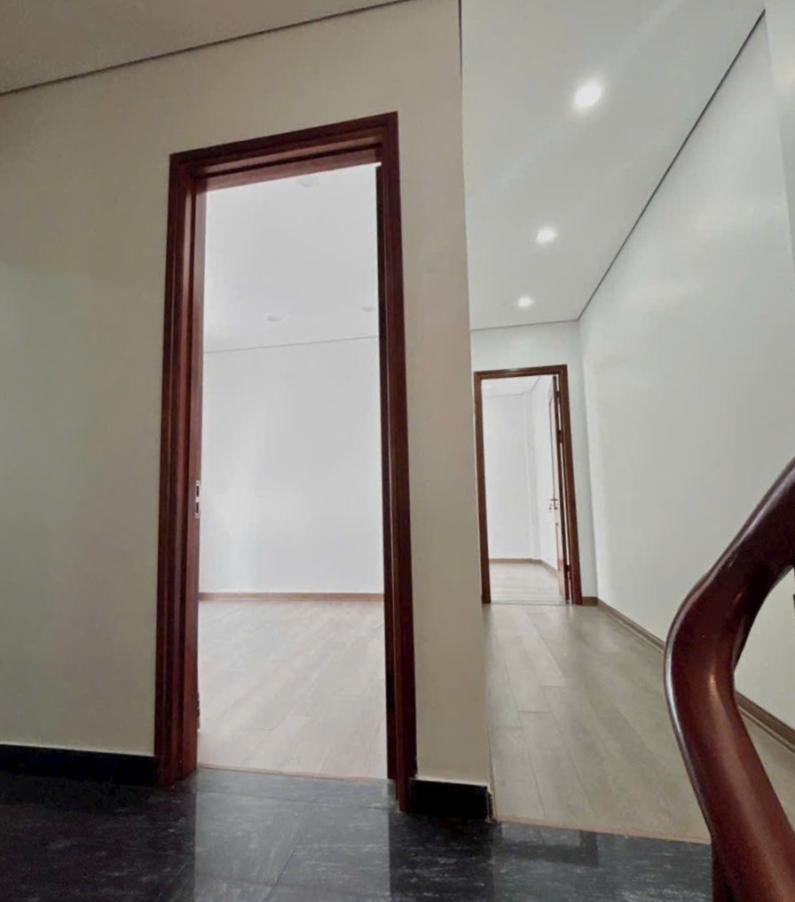 Bán nhà Ngõ 201 Phúc Lợi, 6 tầng, DT 50m2, MT 8.5m, 4PN, Full nội thất, có thang máy