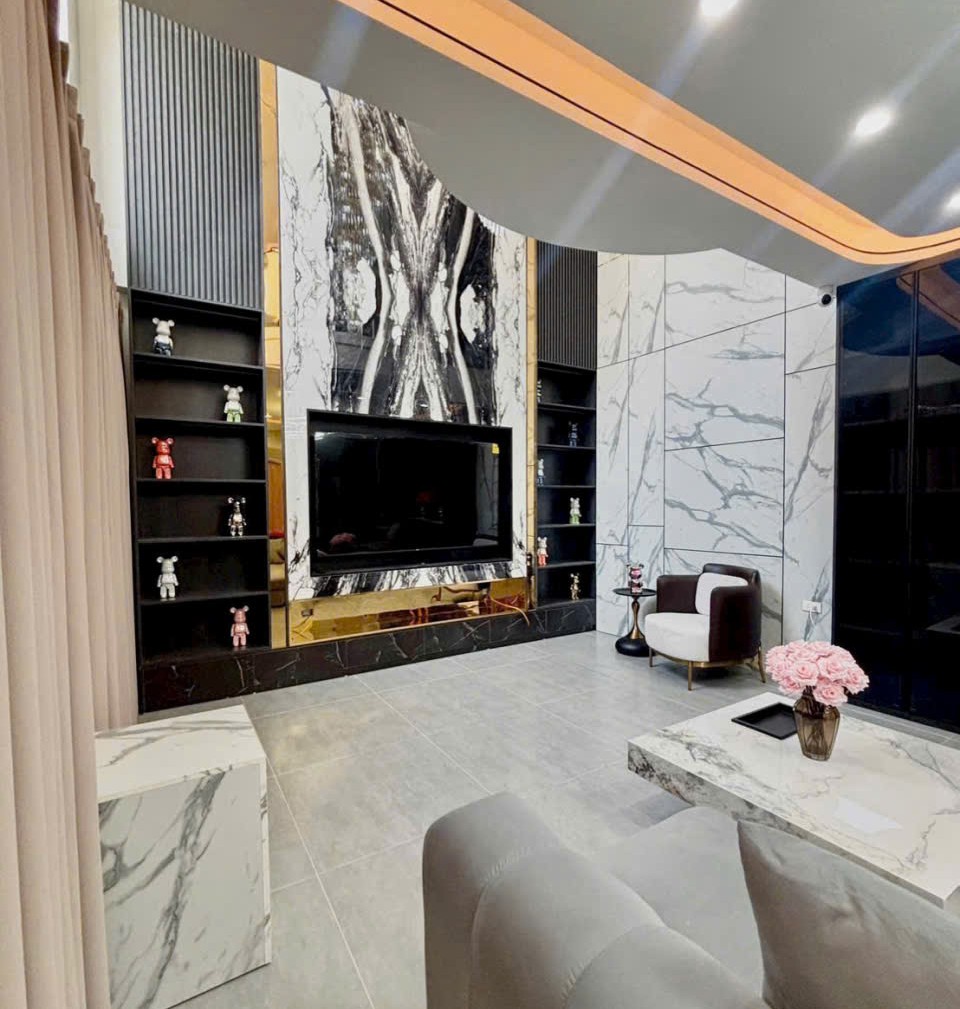 Bán nhà Ngõ 201 Phúc Lợi, 6 tầng, DT 50m2, MT 8.5m, 4PN, Full nội thất, có thang máy