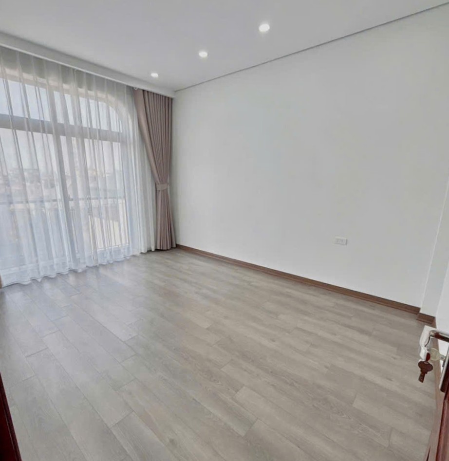 Bán nhà Ngõ 201 Phúc Lợi, 6 tầng, DT 50m2, MT 8.5m, 4PN, Full nội thất, có thang máy