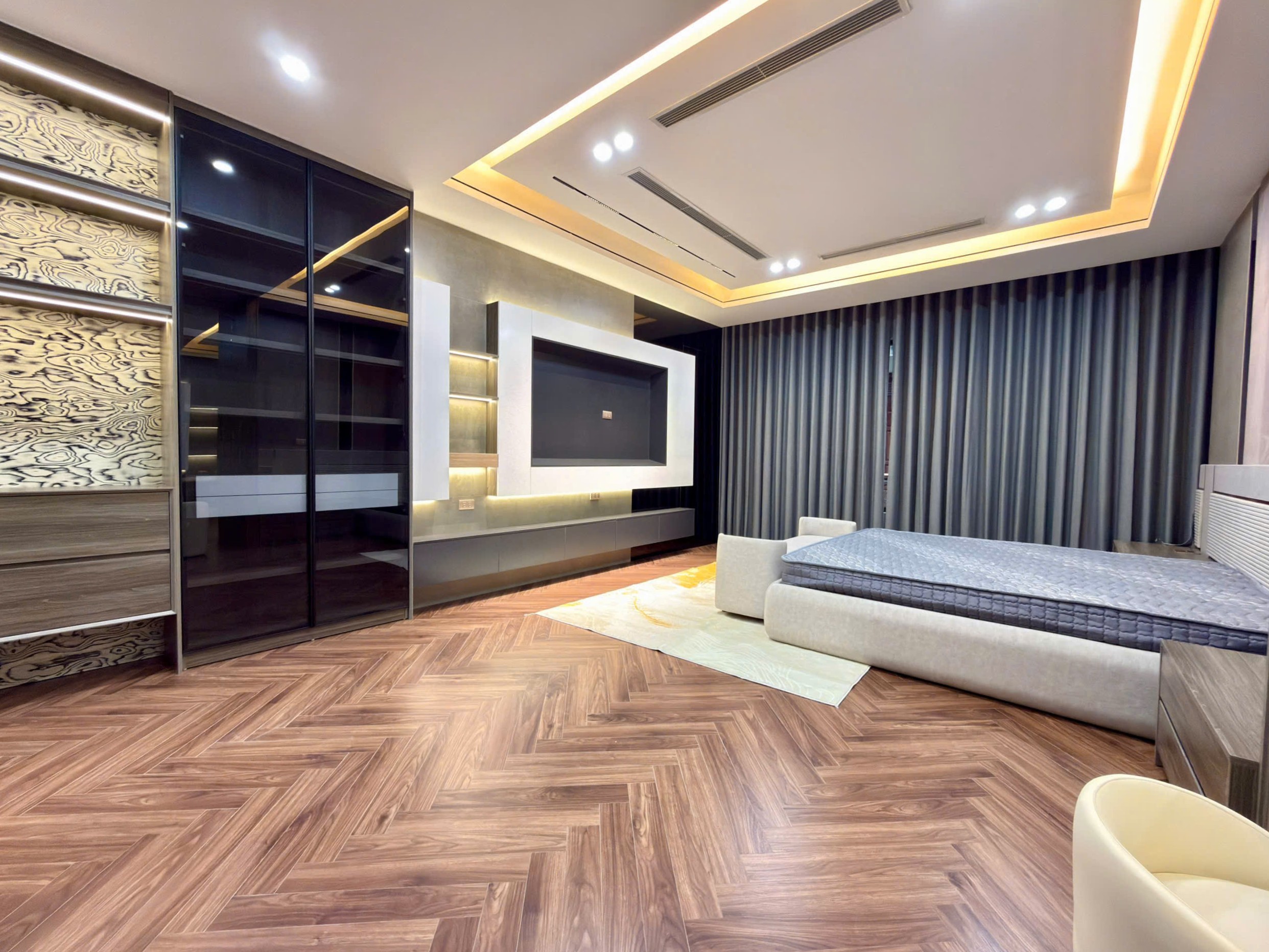 Bán nhà phố Nguyễn Văn Cừ, Gia Thụy, 7 tầng, DT 60m2, MT 4,7m, 4PN, full nội thất