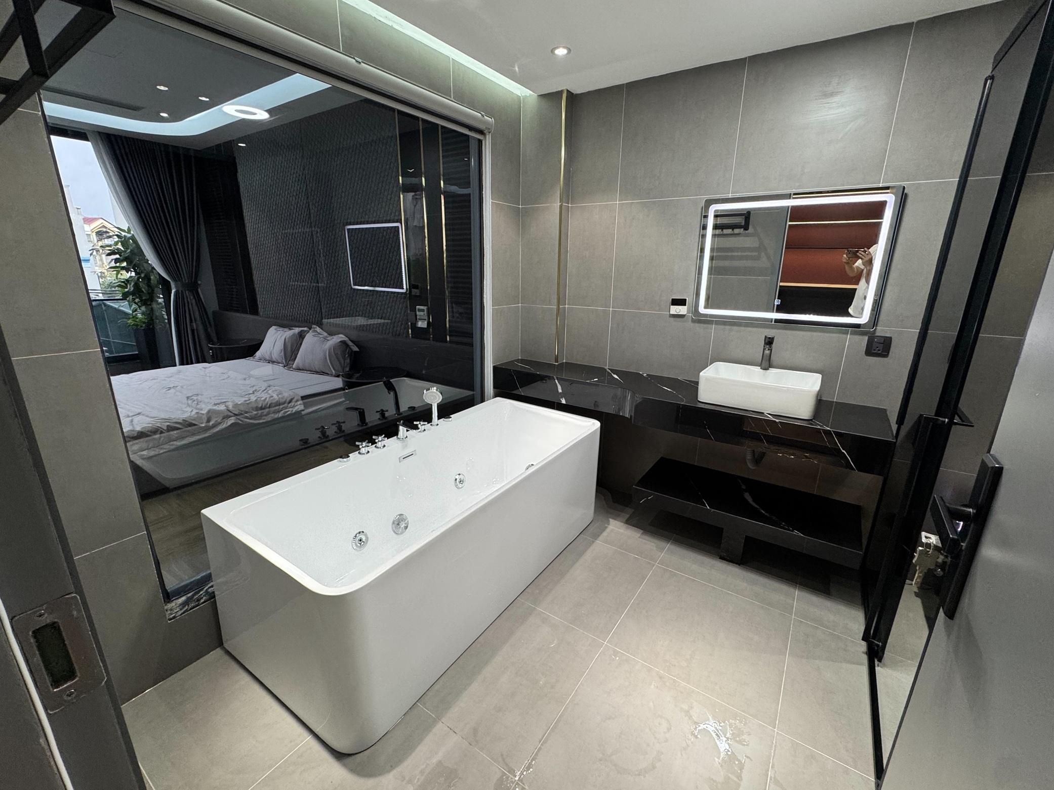 Bán nhà mặt ngõ Nguyễn Thời Trung, Thạch Bàn, 8 tầng, DT 90m2, MT 5m, 5PN, full nội thất