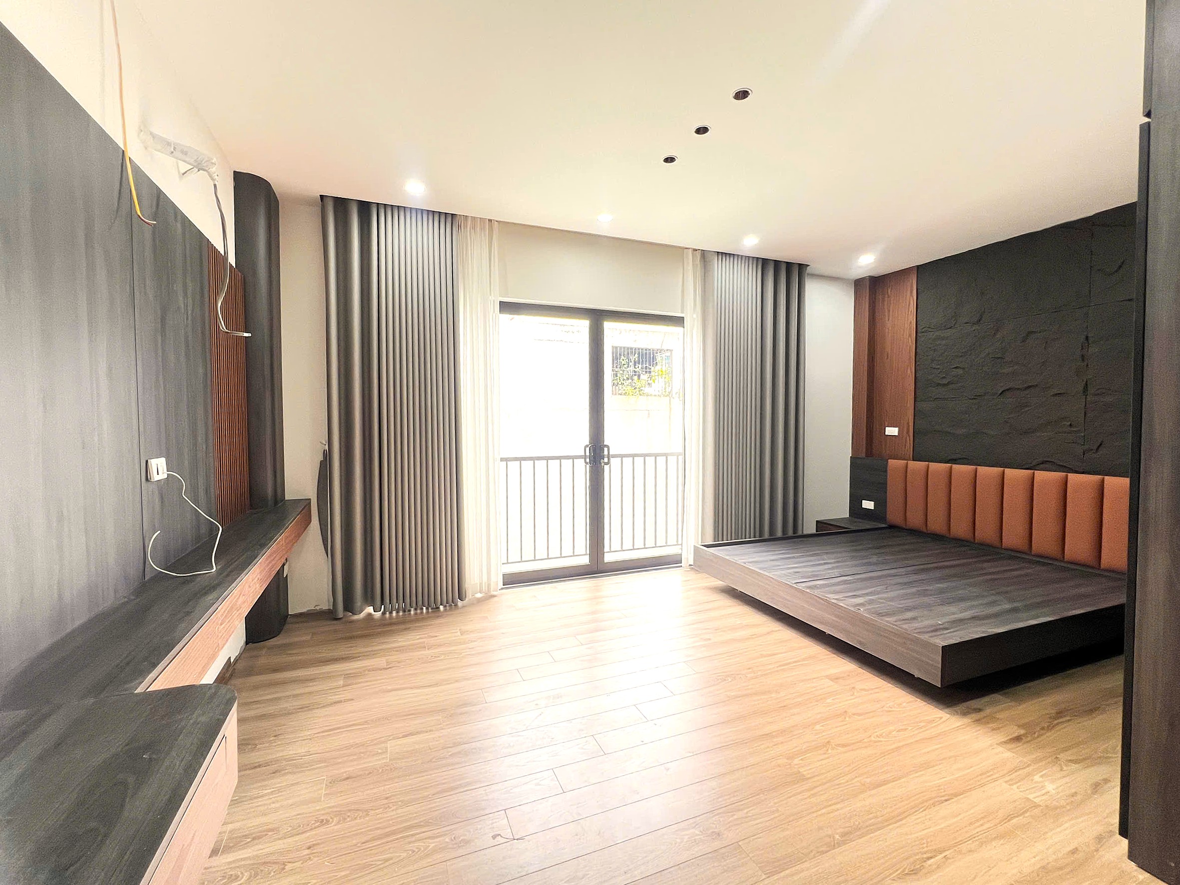 Bán nhà Ngõ 61 phố Trạm, 6 tầng, DT 40m2, MT 5.4m, 3PN, full nội thất, có thang máy, 2026