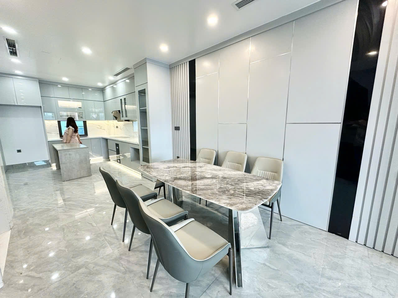 Bán nhà Nguyễn Văn Cừ, gần chợ Gia Lâm, 6 tầng, DT 70m2, MT 5.2m, 4PN, có thang máy