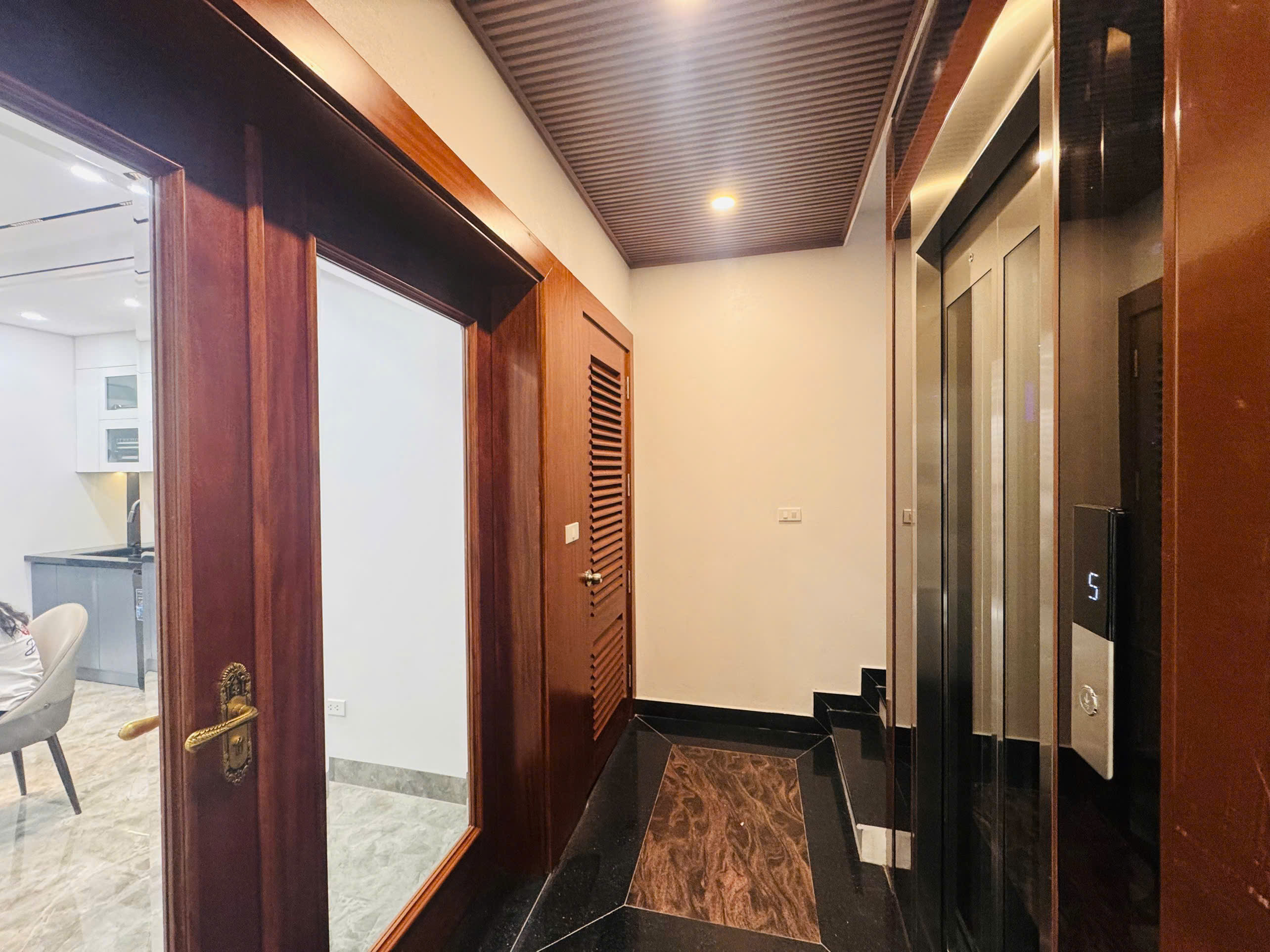 Bán nhà phân lô phố Thanh Am, Việt Hưng, 6 tầng, DT 50m2, MT 4m, 4PN, full nội thất, đường 10m