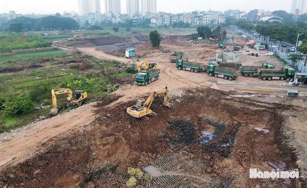 Bán đất đấu giá Cự Khối, gần hồ Cự Khối, DT 65m2, MT 5m, đường vỉa hè rộng 10m, SĐCC