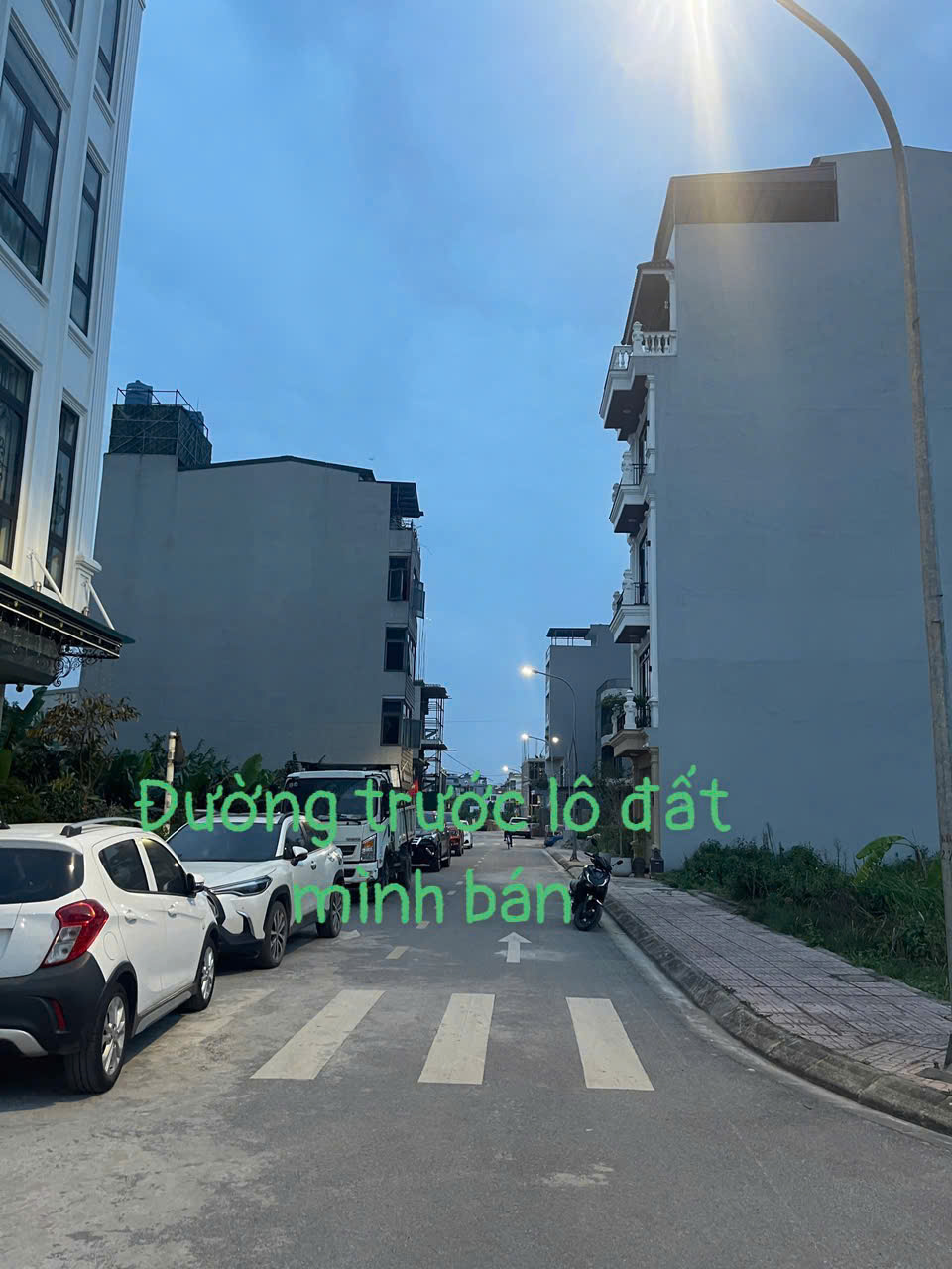 Bán đất đấu giá Cự Khối, gần hồ Cự Khối, DT 65m2, MT 5m, đường vỉa hè rộng 10m, SĐCC