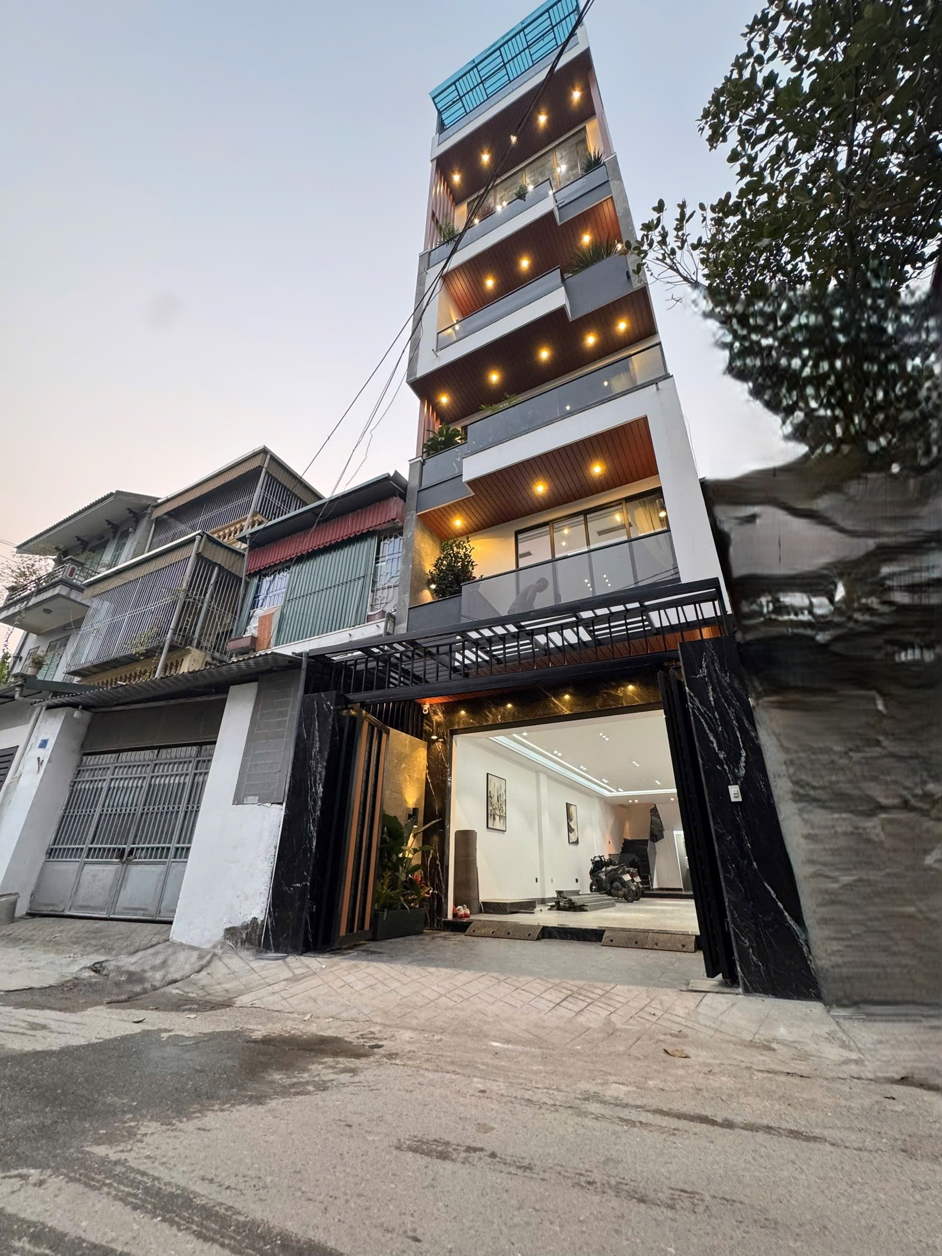 Bán nhà mặt ngõ Nguyễn Thời Trung, Thạch Bàn, 8 tầng, DT 90m2, MT 5m, 5PN, full nội thất