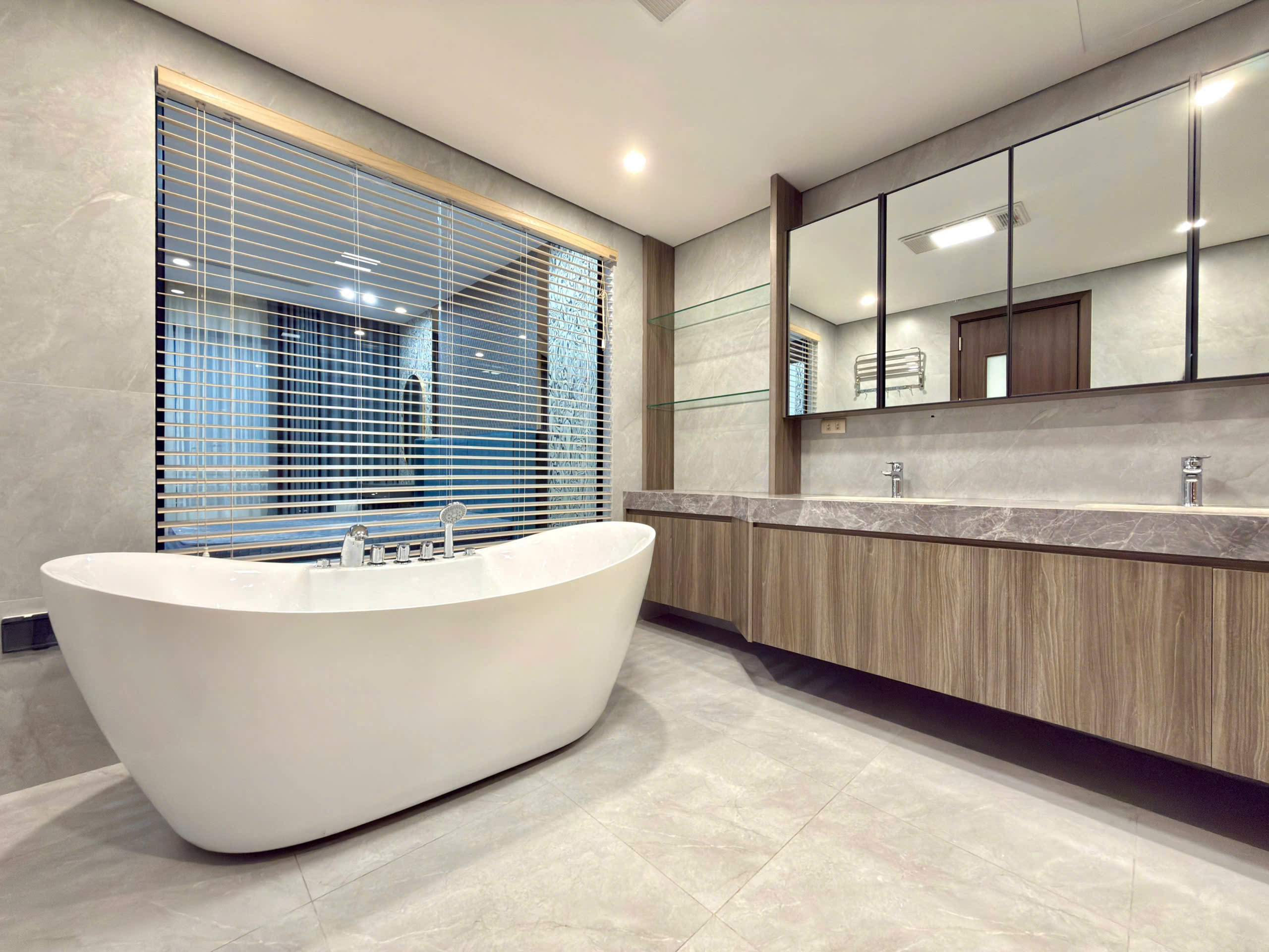 Bán nhà phố Nguyễn Văn Cừ, Gia Thụy, 7 tầng, DT 60m2, MT 4,7m, 4PN, full nội thất