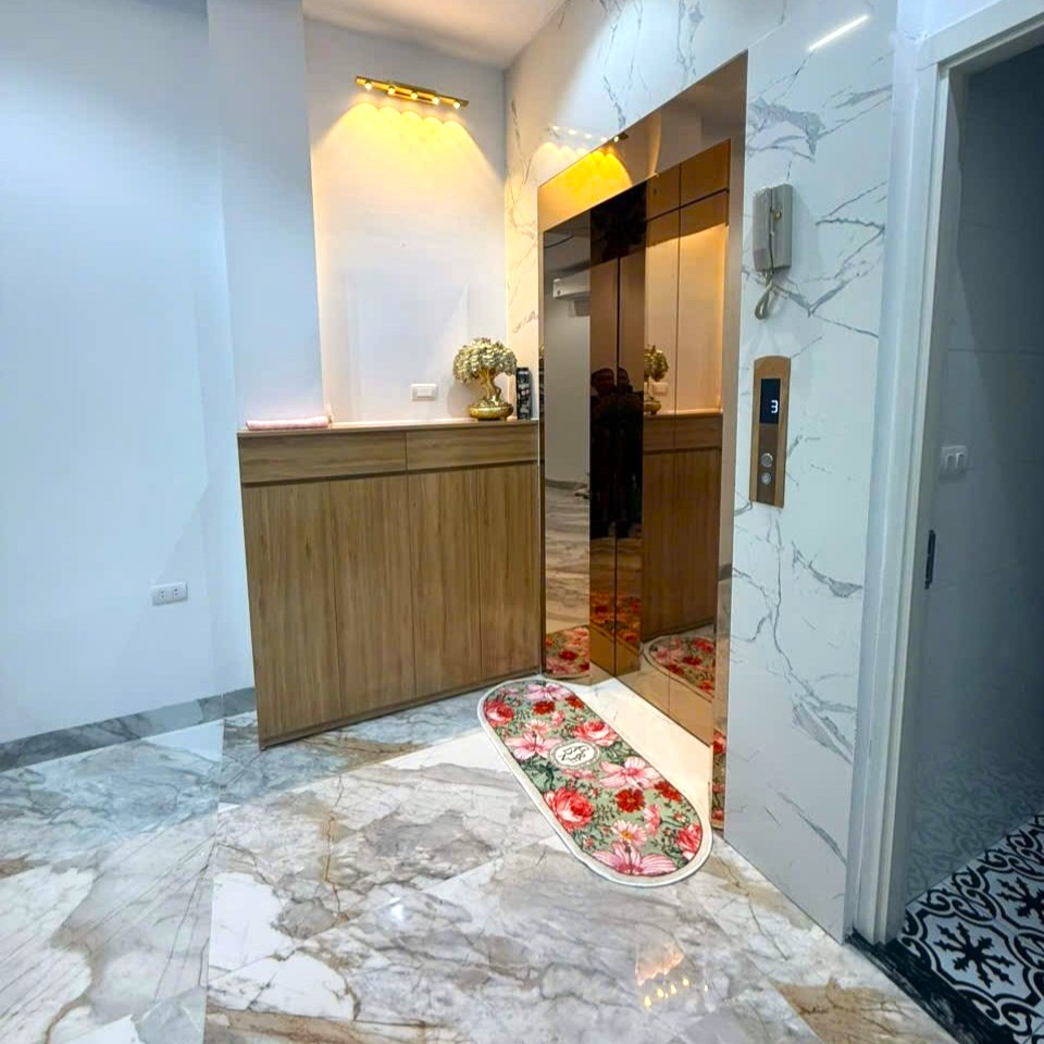Bán nhà phân lô chân cầu Vĩnh Tuy, 8 tầng, DT 50m2, MT 3.6m, 3PN, có thang máy, gara ô tô