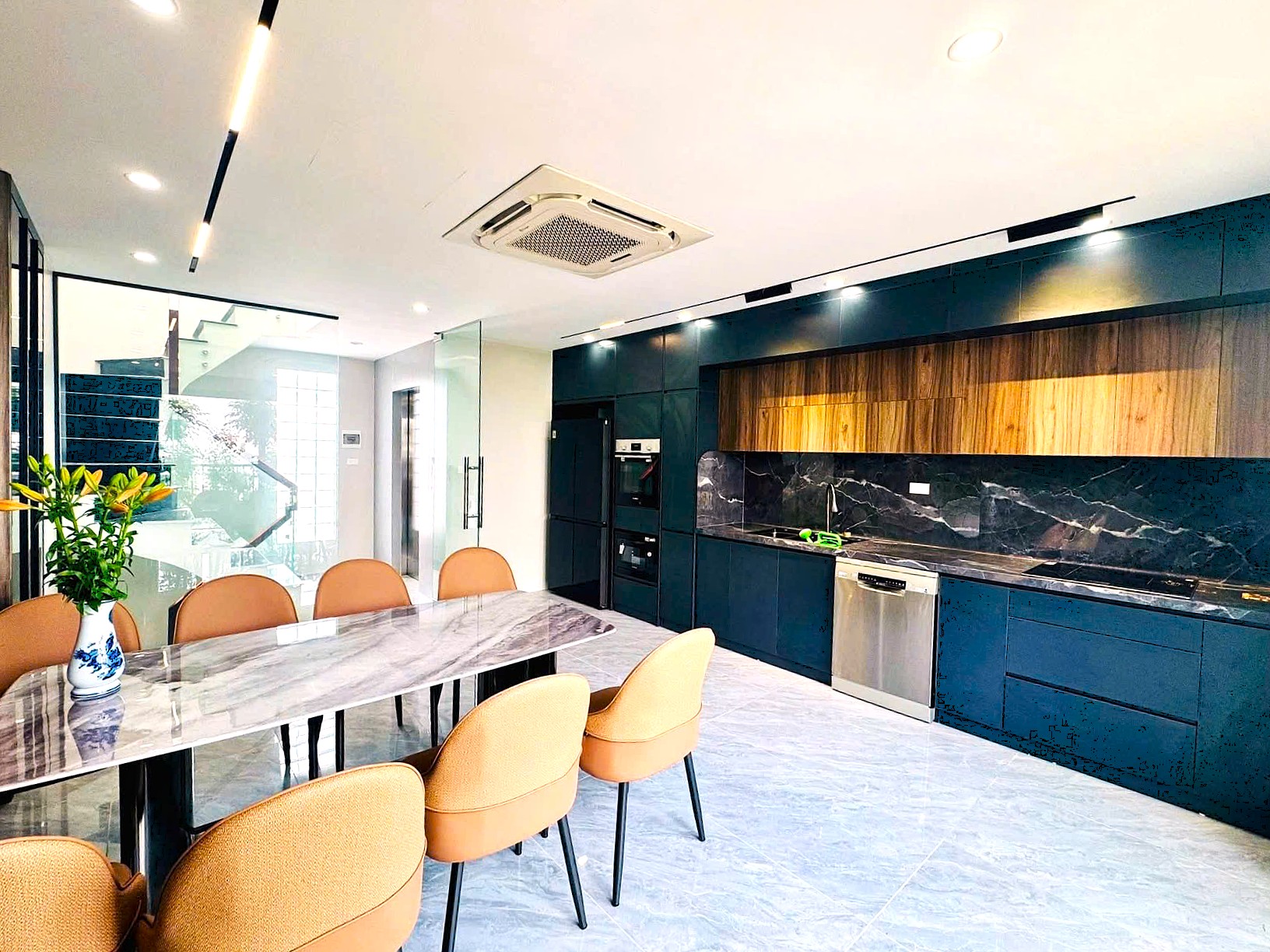 Bán nhà phố Nguyễn Lam, gần Vinschool, 7 tầng, DT 42m2, MT 4.8m, 4PN, full nội thất