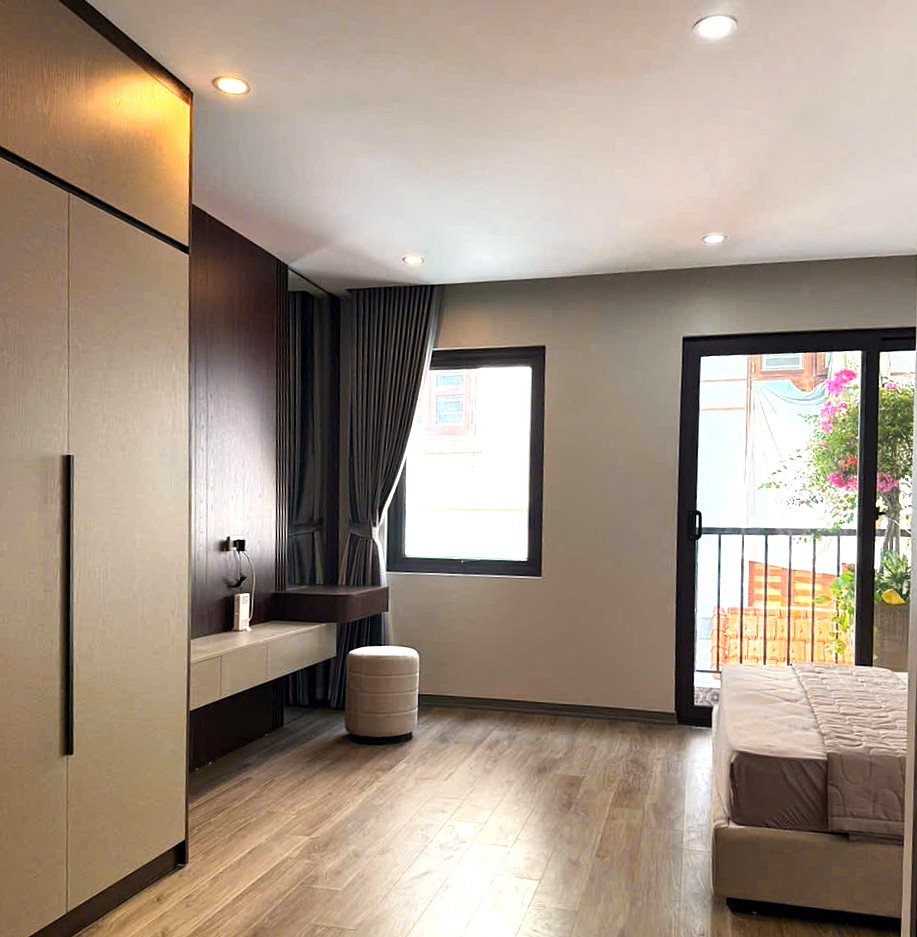 Bán nhà phố Nguyễn Lam, gần Vinschool, 7 tầng, DT 42m2, MT 4.8m, 4PN, full nội thất