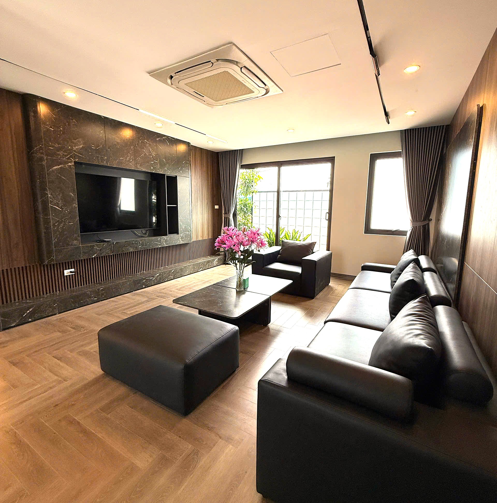 Bán nhà phố Nguyễn Lam, gần Vinschool, 7 tầng, DT 42m2, MT 4.8m, 4PN, full nội thất