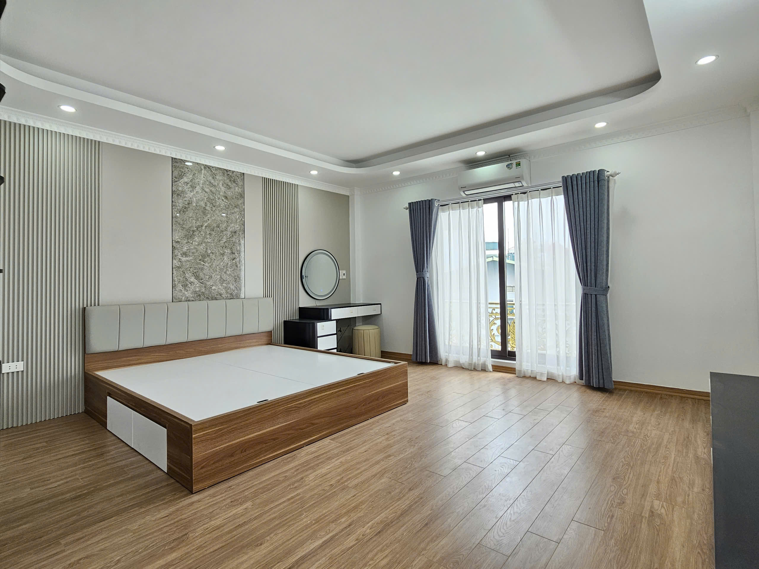 Bán nhà mặt ngõ phố Ngọc Trì, Thạch Bàn, 6 tầng, DT 52m2, MT 5m, tiện kinh doanh, buôn bán