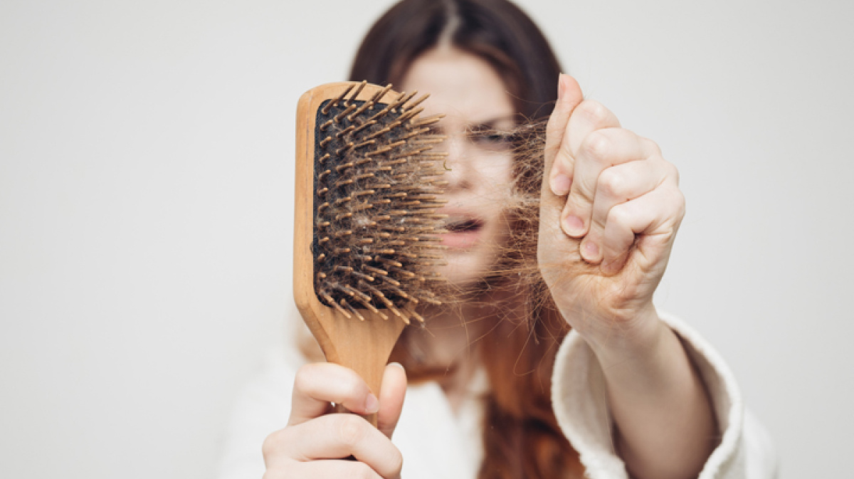 Rụng tóc – Nguyên nhân, dấu hiệu cảnh báo và cách khắc phục hiệu quả từ gốc