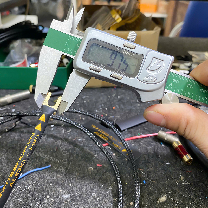 Ground wire for audio equipment with silver-plated 4N copper core