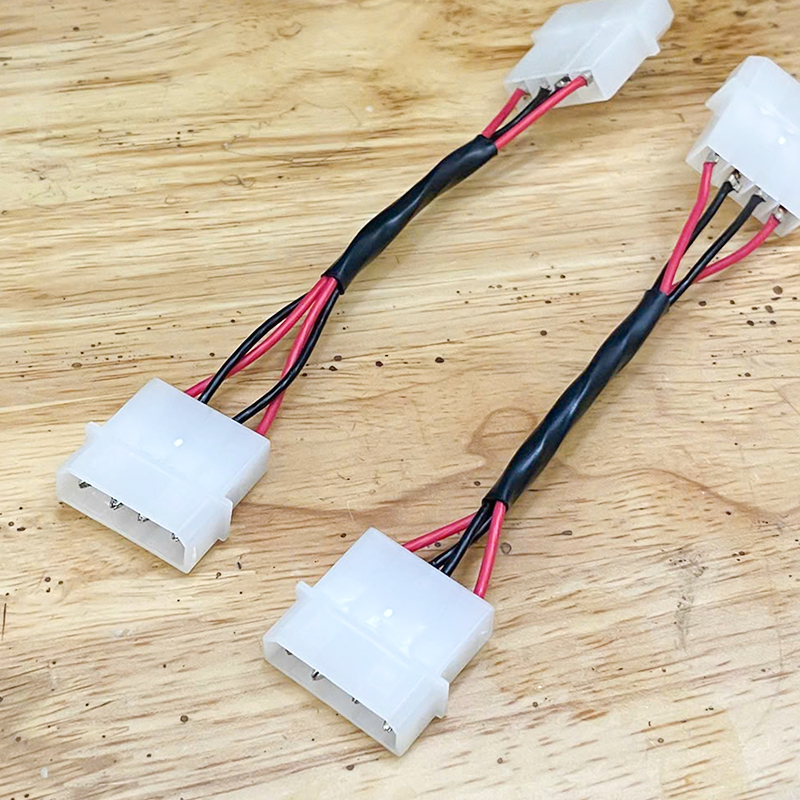 4-pin male IDE power cable for connecting computers and hard drives/optical drives.