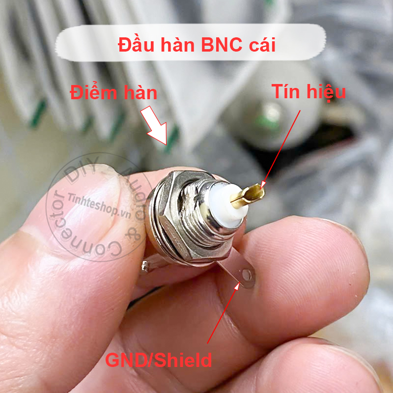 Đầu BNC cái hàn vào tủ kỹ thuật ổ cắm âm tường
