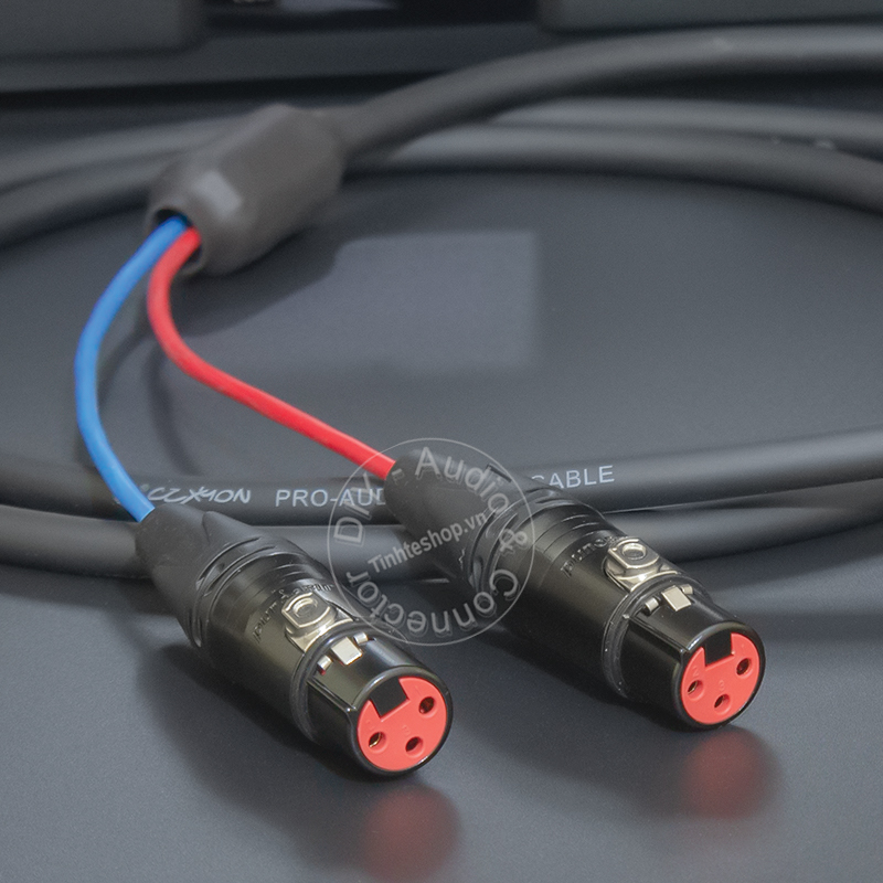 Male to 2 female XLR port splitter cable