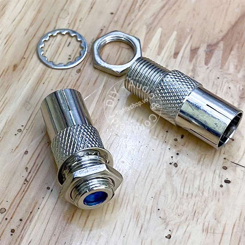 Female wall antenna socket