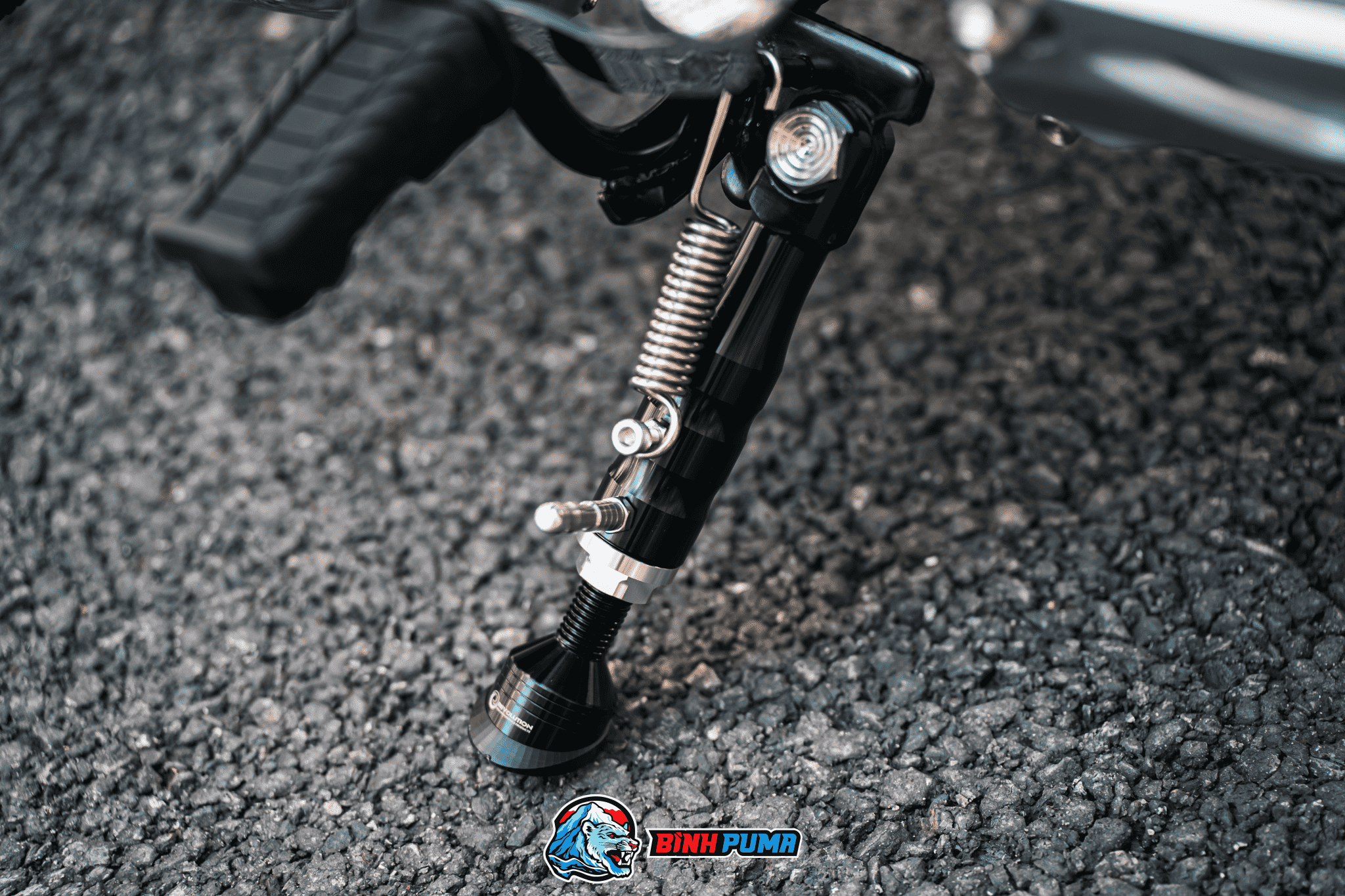 Chân chống Revolution cho Money 125