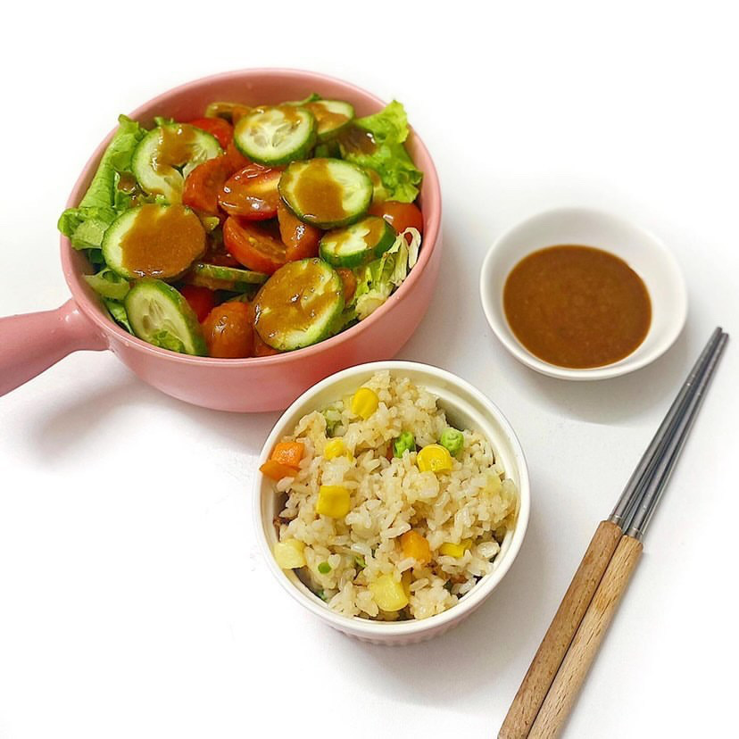 Cơm trộn cùng salad sốt bơ lạc