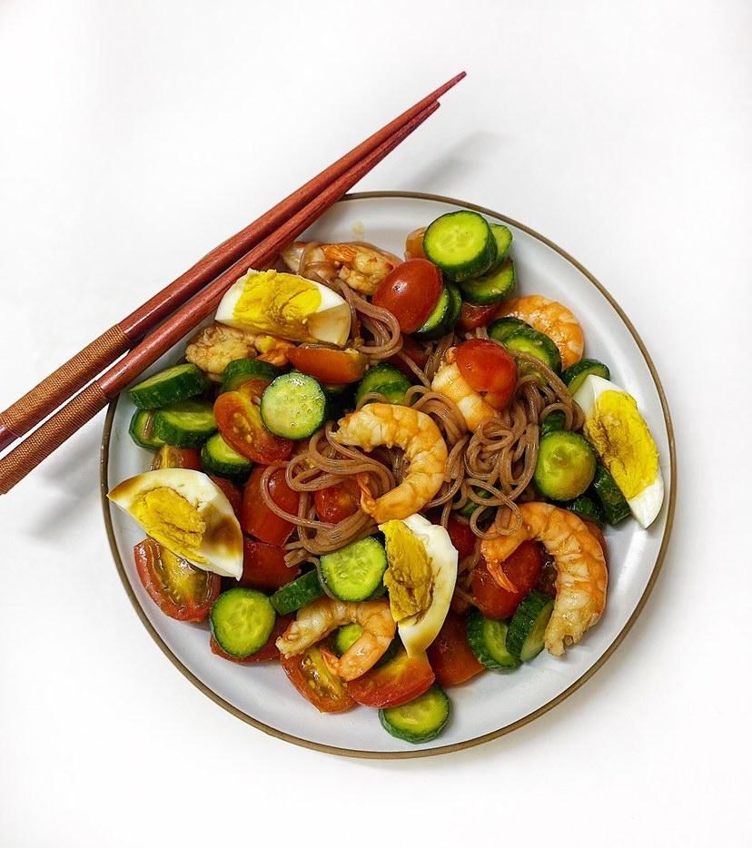 Bún trộn rau củ phiên bản dọn tủ lạnh