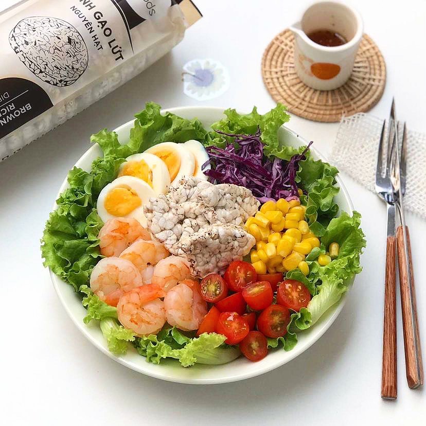 Salad tôm trứng cùng bánh gạo lứt