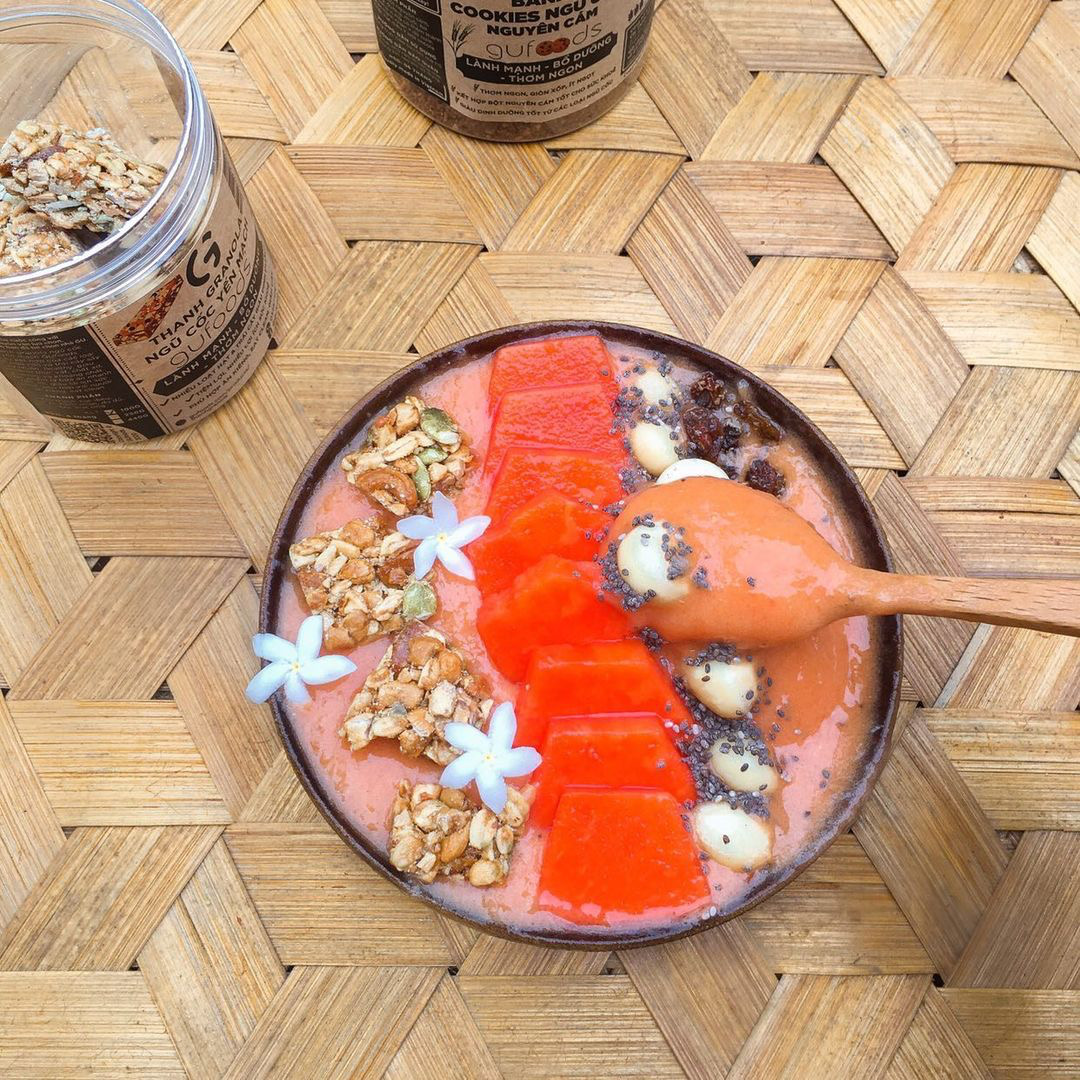 Smoothie chuối đu đủ kèm granola bar và  các loại hạt