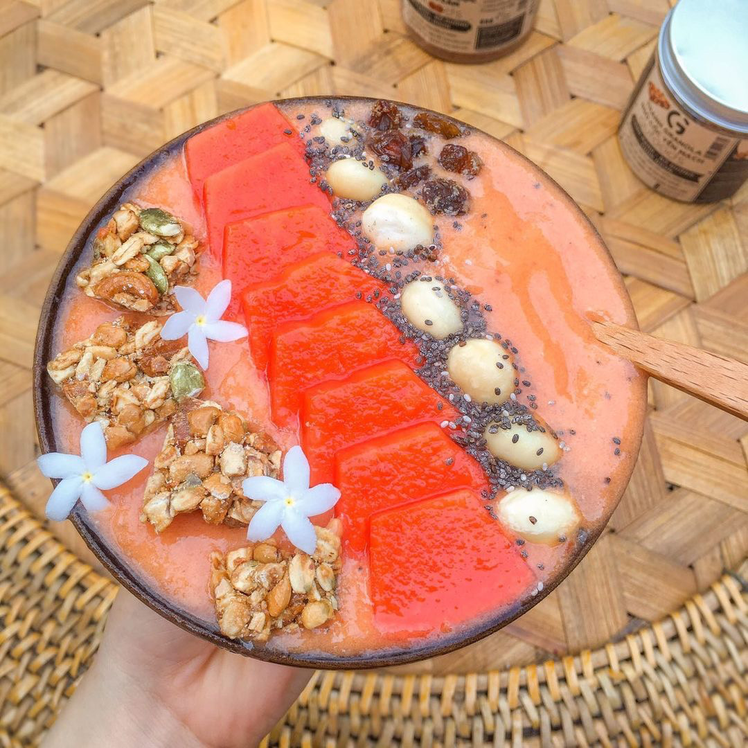 Smoothie chuối đu đủ kèm granola bar và  các loại hạt