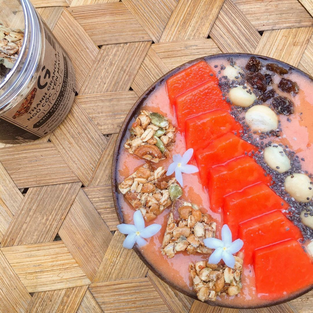 Smoothie chuối đu đủ kèm granola bar và  các loại hạt