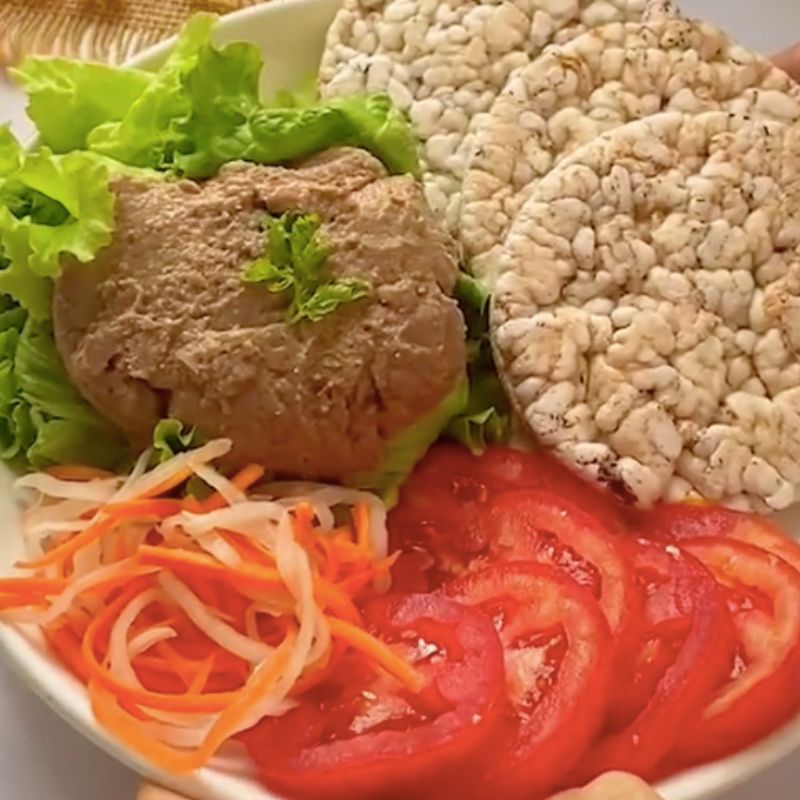 Bánh gạo lứt ăn kiêng ăn kèm pate chay