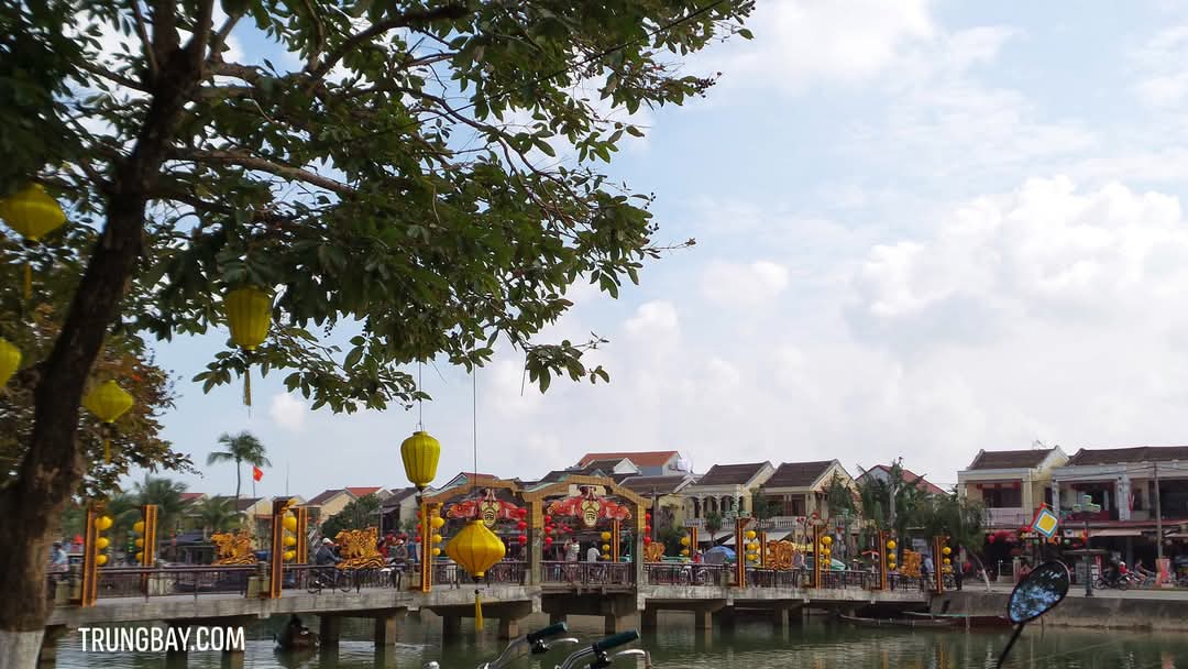 Tiếng rêu phong trên những mái nhà Hội An...