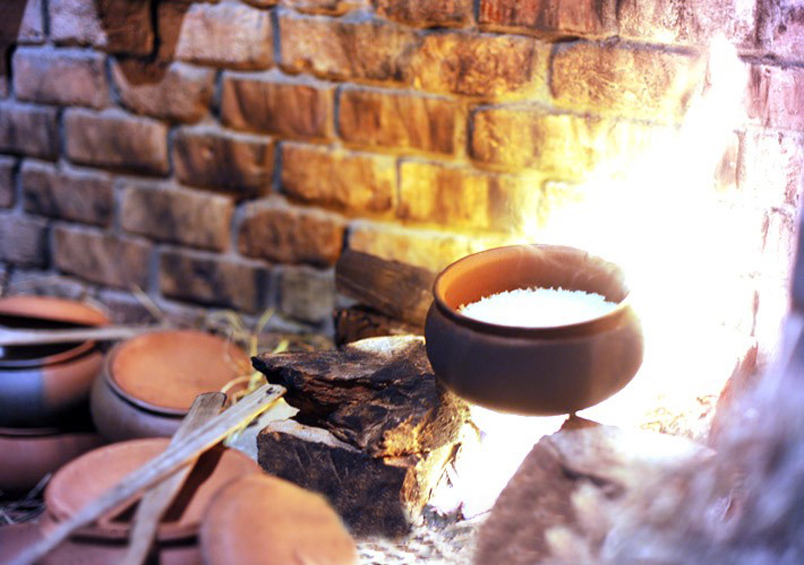 Cơm niêu là gì? Vì sao ăn cơm niêu ngon hơn cơm nấu nồi điện?