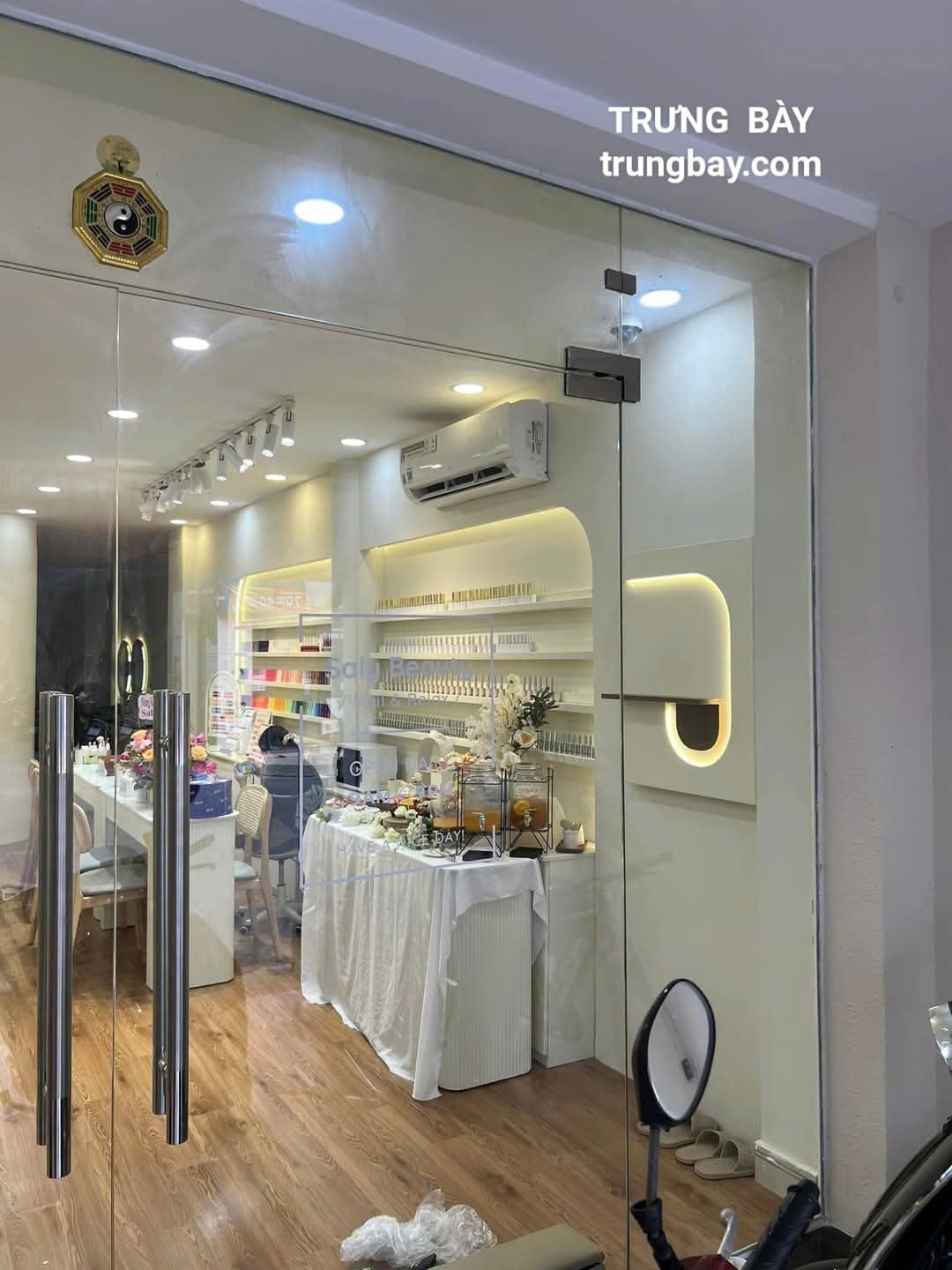 Màu và ánh sáng không gian spa nail sang trọng