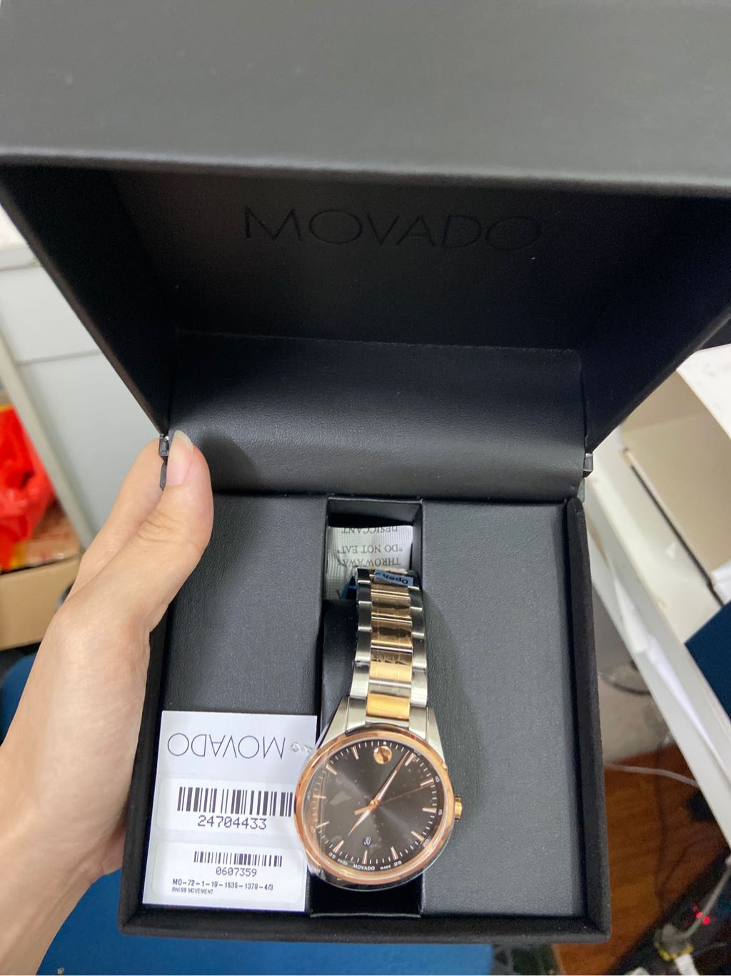 Đồng hồ movado mặt đen dây kim loại