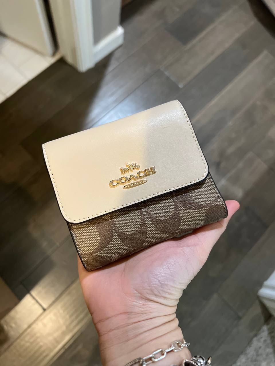 Ví Coach gập ba small trifold wallet in signature canvas