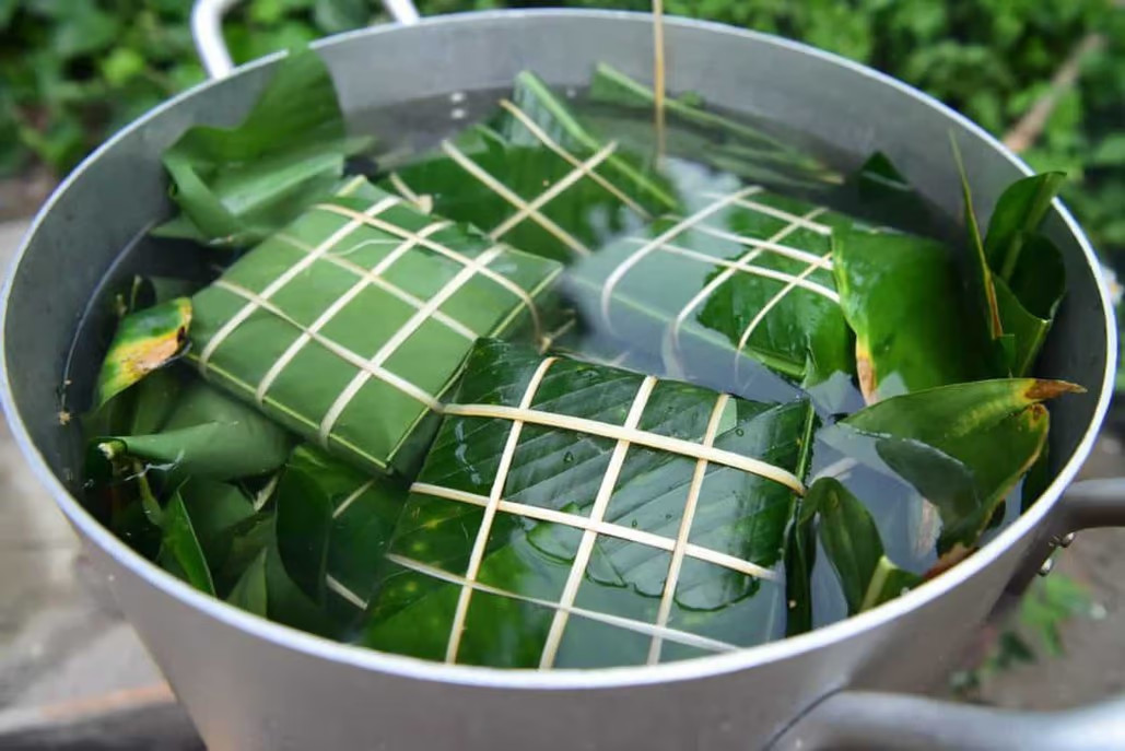 Cùng nhau quây quần làm bánh chưng chuẩn vị ngon, đậm đà cho ngày Tết truyền thống Cùng nhau quây quần làm bánh chưng chuẩn vị ngon, đậm đà cho ngày Tết truyền thống
