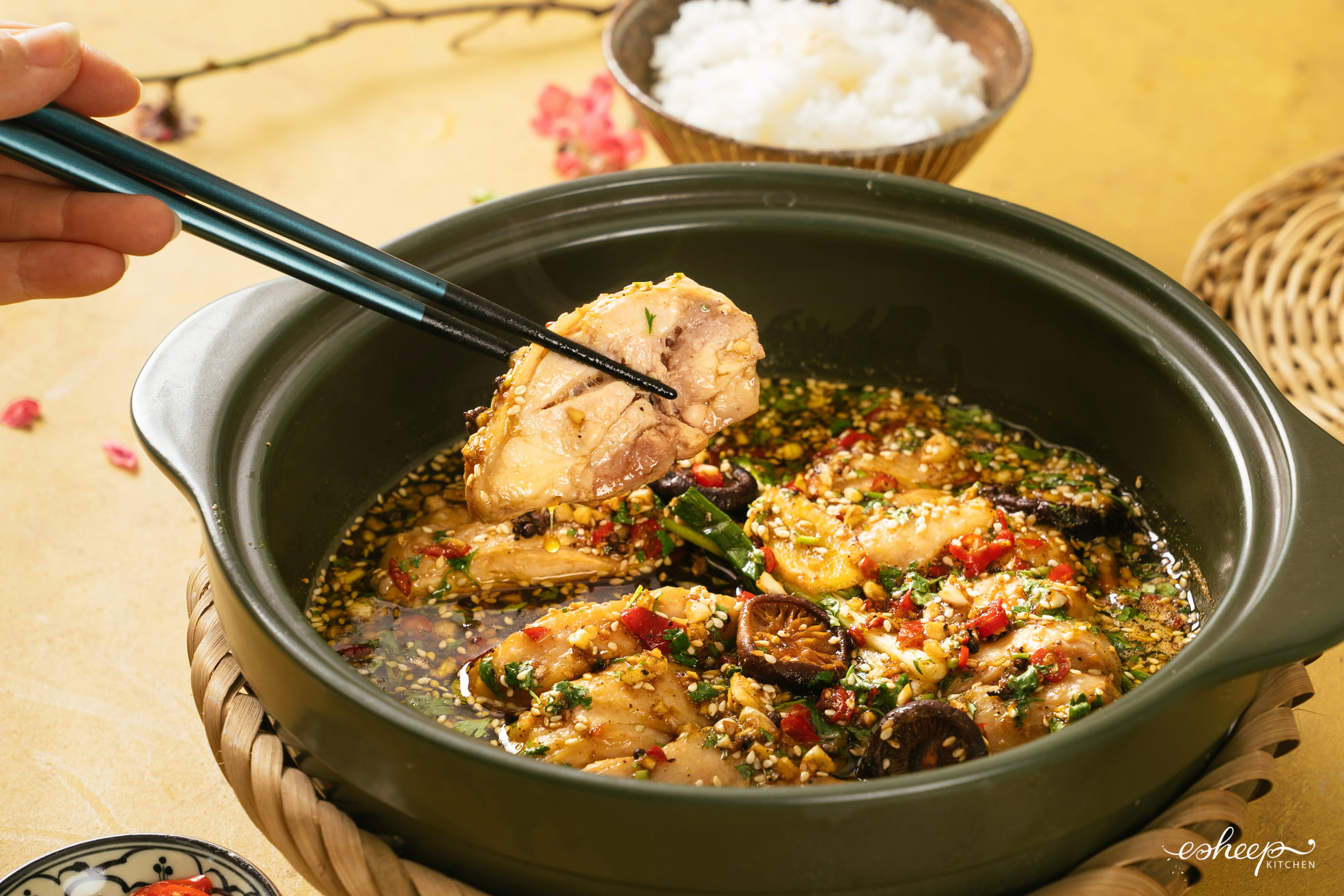 CÁCH LÀM GÀ HẤP NẤM KHÔNG CẦN NƯỚC SIÊU NGON CÁCH LÀM GÀ HẤP NẤM KHÔNG CẦN NƯỚC SIÊU NGON