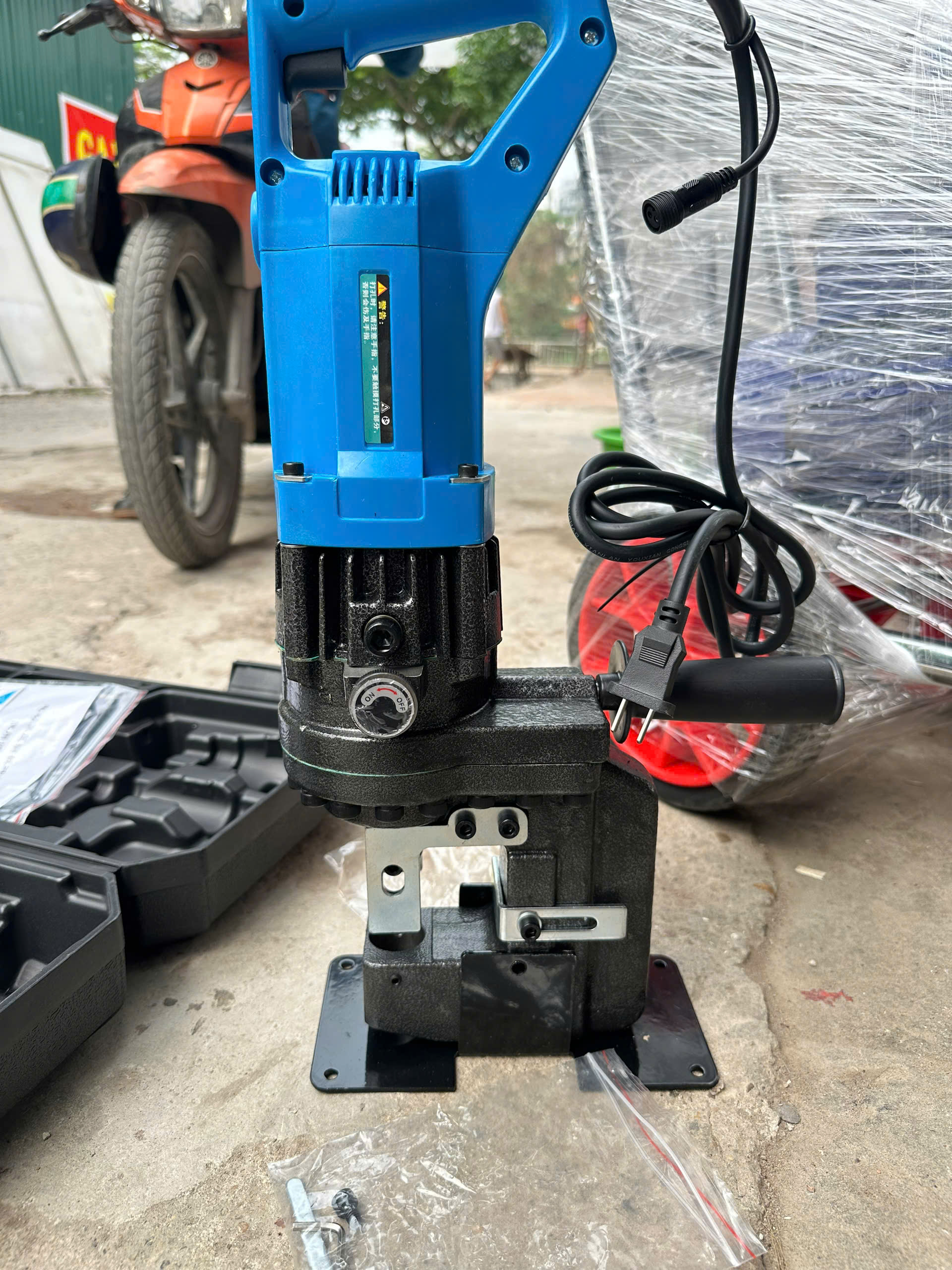 Máy đột thủy lực cầm tay có tốt không? Kinh nghiệm chọn máy đột lỗ phù hợp