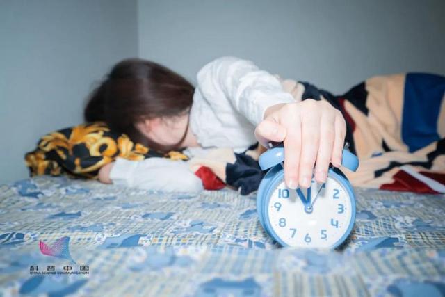 Cài đồng hồ báo thức nhiều lần có hại cho sức khỏe không? Thay đổi ngay thói quen này